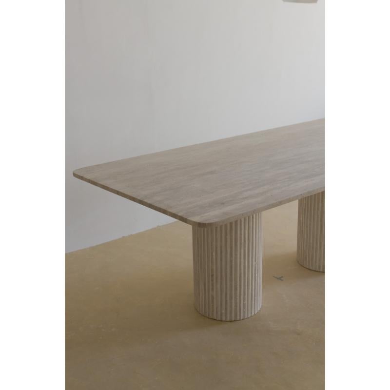Postmoderno Tavolo da pranzo rettangolare con piano 200 in travertino beige muto di Beije Avenue in vendita