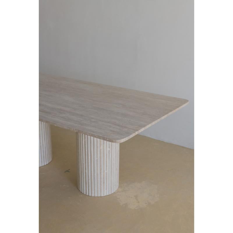 Italiano Tavolo da pranzo rettangolare con piano 200 in travertino beige muto di Beije Avenue in vendita