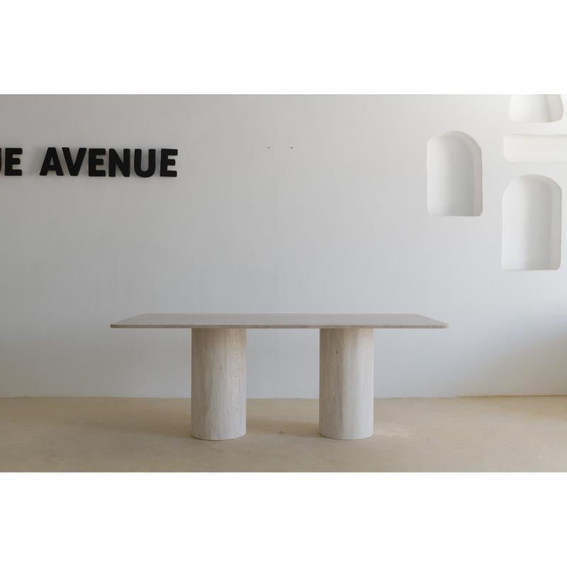Altro Tavolo da pranzo rettangolare con piano 200 in travertino beige muto di Beije Avenue in vendita