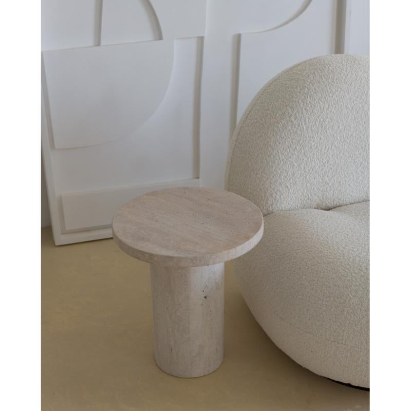 Tavolino decorativo Olympia Lizea 40 in travertino fatto a mano di Beije Avenue
Dimensioni: Ø 40 x H. 50 cm. 
Materiali: Travertino.

Disponibile in diverse misure. Contattateci.

Il tavolino Omega Lizea in travertino organico presenta un piano