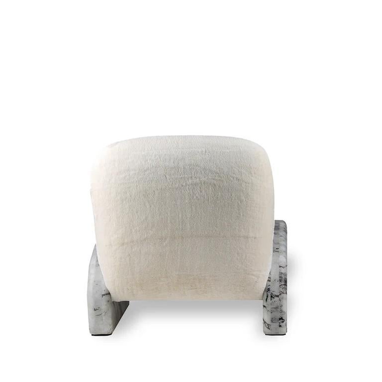 La Lounge Chair Olympia è definita da una forma senza tempo accostata a una squisita materialità. Rivestita in tessuto Zeus, noto per la sua ricchezza materica e la sua sobria raffinatezza, la sedia evoca un'esperienza sensoriale che è allo stesso
