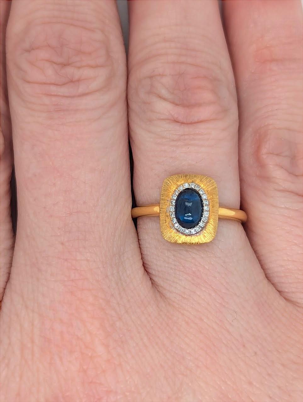 L'anello Elegia è un tributo all'eleganza organica, che unisce il calore dell'oro giallo 18 carati al fascino sereno di uno zaffiro cabochon da 0,70 carati. Questo anello misura 6 mette in mostra la silhouette liscia e bombata dello zaffiro,