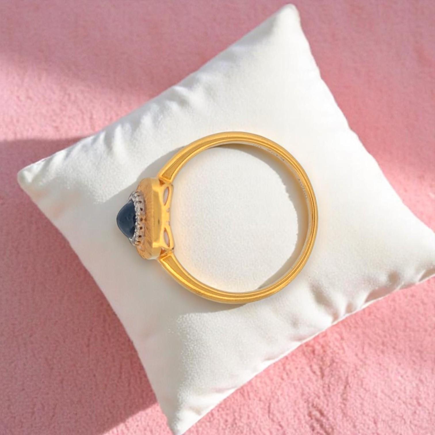 Moderno Anello Olympia  Oro giallo 18 carati con zaffiro cabochon da 0,70 carati e diamanti Nature in vendita