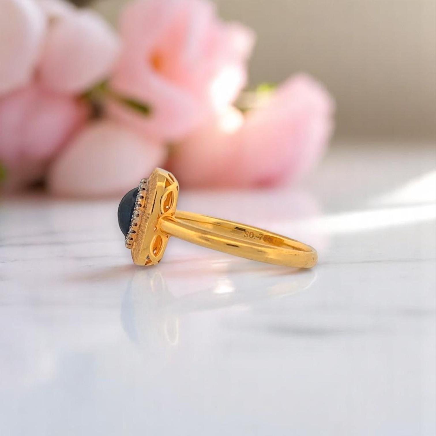 Taglio ovale Anello Olympia  Oro giallo 18 carati con zaffiro cabochon da 0,70 carati e diamanti Nature in vendita