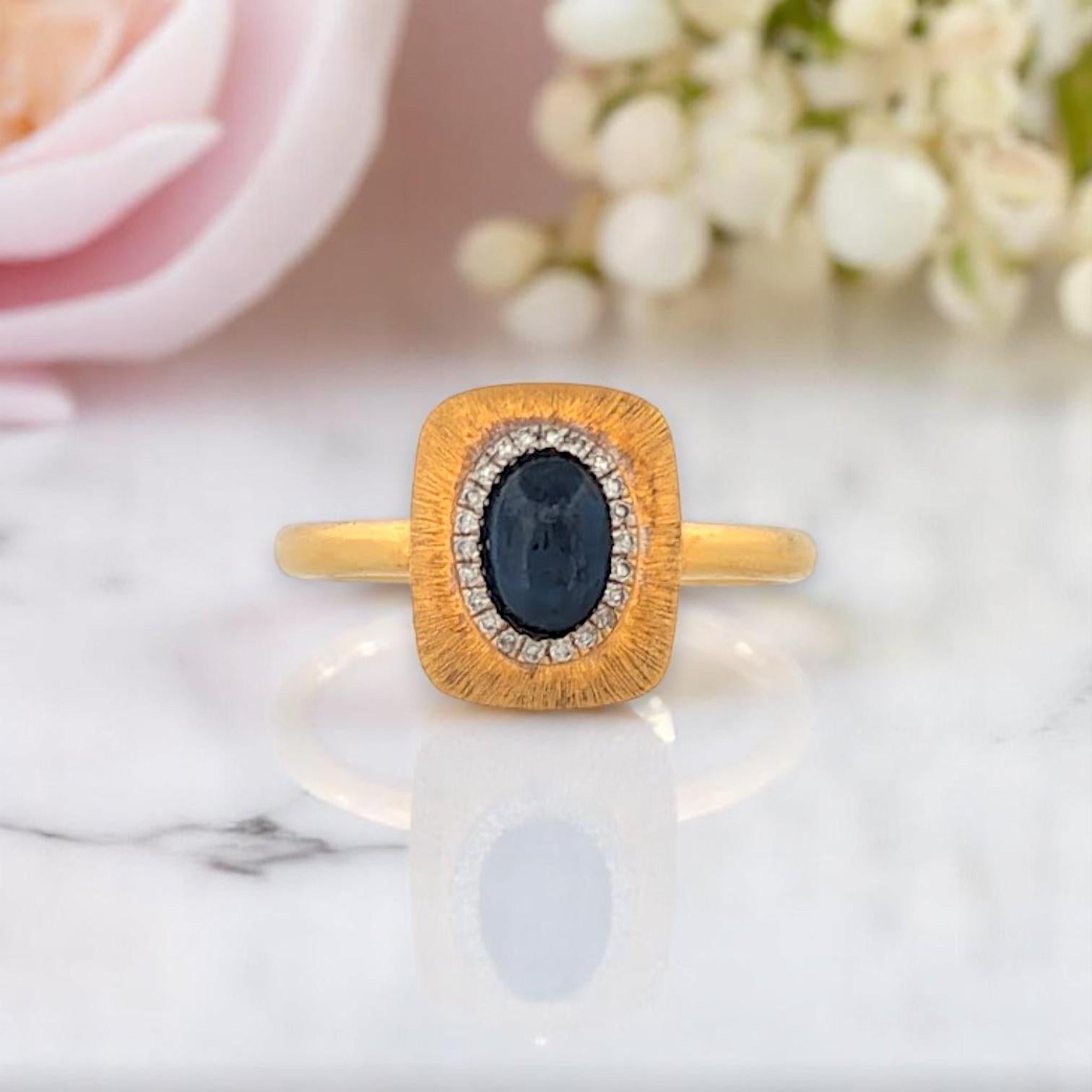 Donna Anello Olympia  Oro giallo 18 carati con zaffiro cabochon da 0,70 carati e diamanti Nature in vendita