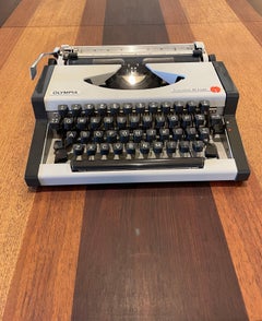 Olympia Typewriter Traveller De Luxe in Working Condition with Case