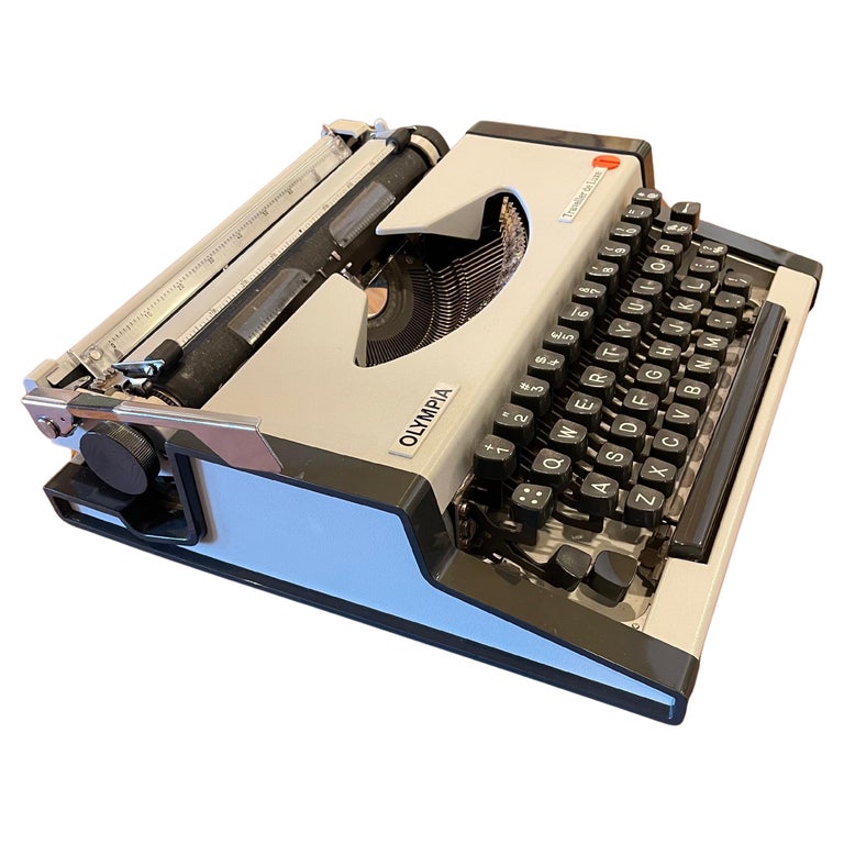 Olympia Typewriter Traveller De Luxe in Working Condition with Case at  1stDibs