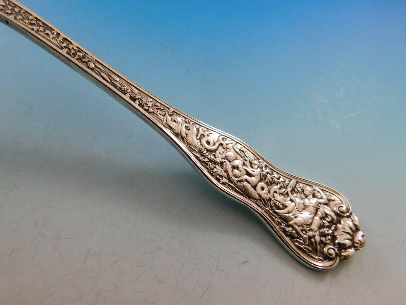 Stunning sterling silver pea spoon measuring 9