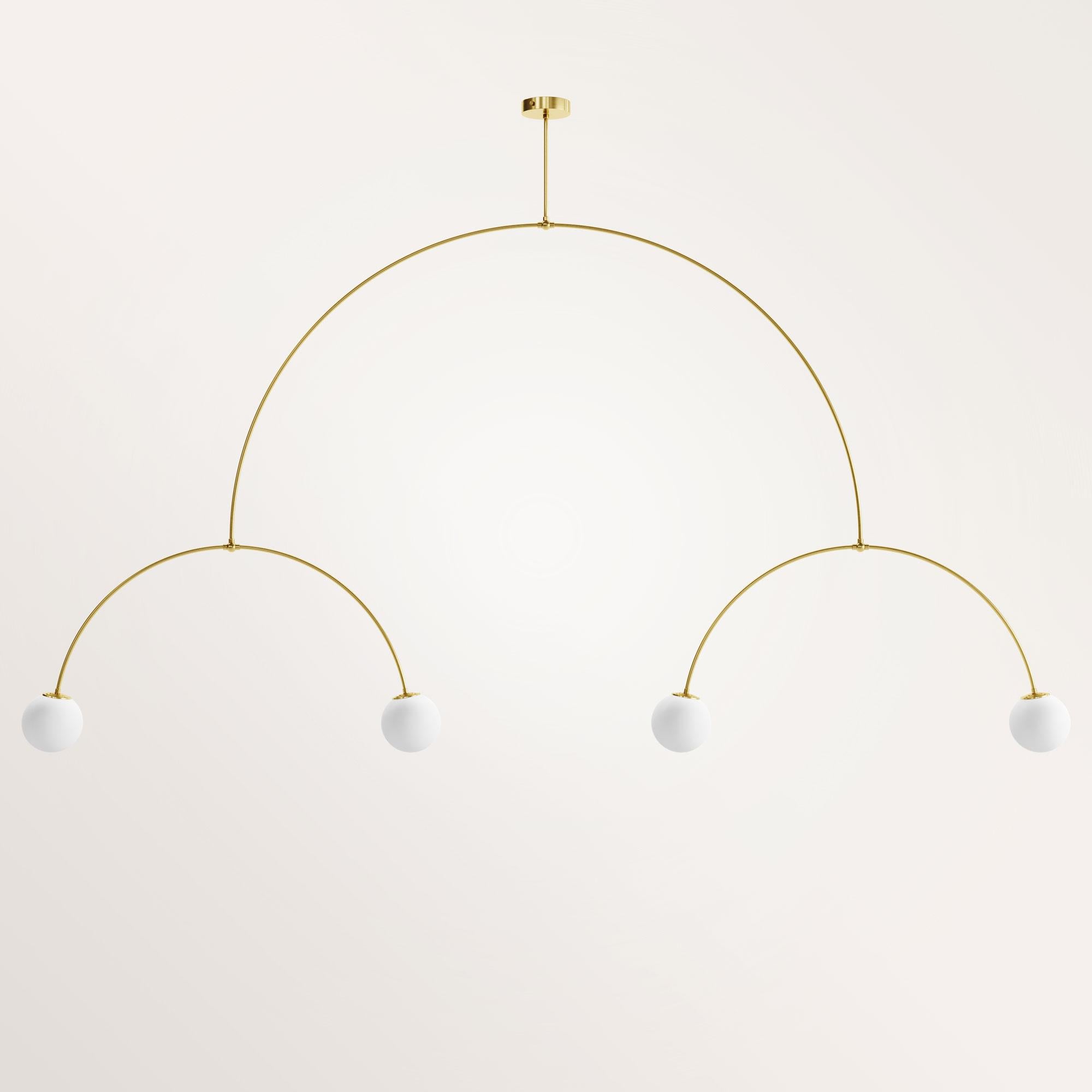 Lampadario Olympias di Gobo Lights
Dimensioni: D 12 x L 210 x H 110 cm
Materiali: Ottone, opalino.
Peso: 1 kg. 


Autodidatta e proveniente dal mondo della chimica, questo artigiano/designer belga progetta i suoi pezzi con la stessa accuratezza di