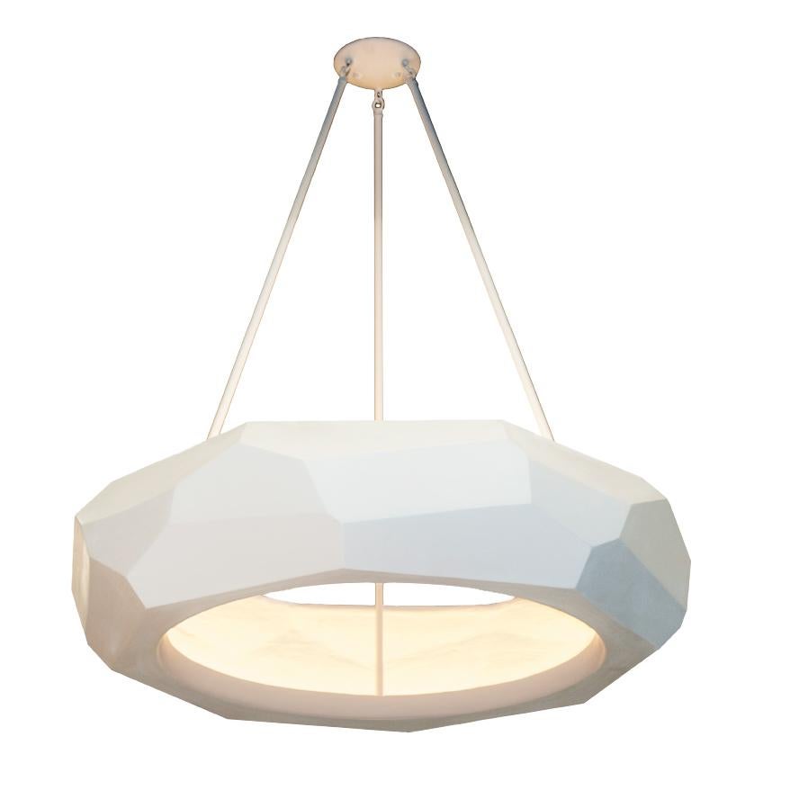 Il lampadario Olympic è realizzato con una base composita in gesso di Parigi scolpita a mano per ottenere superfici planari perfette. Dopo la scultura viene ripetutamente carteggiato e trattato con un fondo bianco opaco. L'interno dell'apparecchio