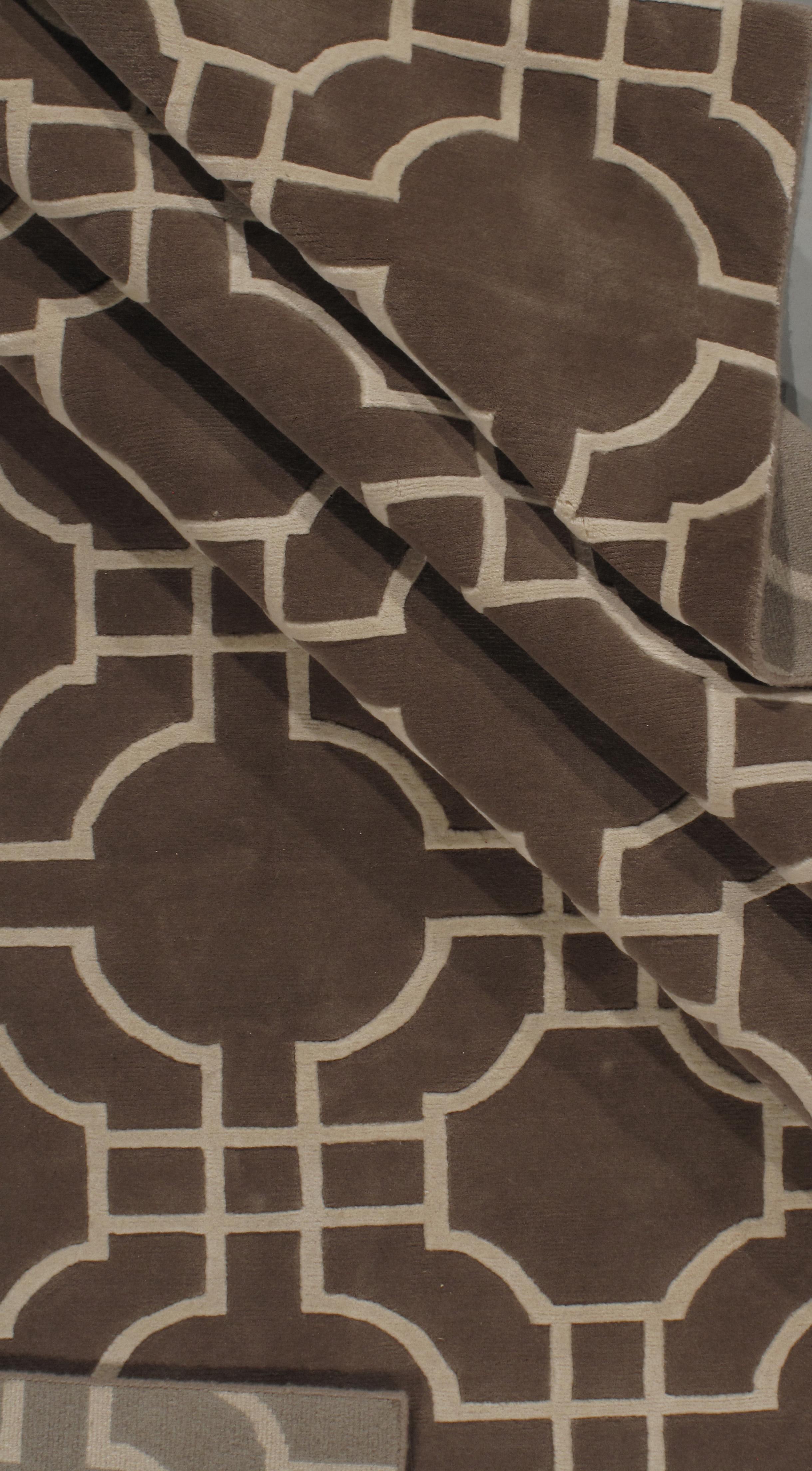 9' x 12'. Un style contemporain noué à la main en utilisant une combinaison de laine et de viscose qui ajoute une douce brillance soyeuse à l'ensemble.