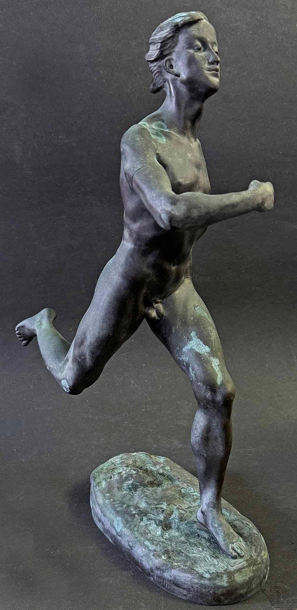 Rara y hermosa, esta escultura de un corredor desnudo, probablemente moldeada para el concurso de arte de los Juegos Olímpicos de 1924 en París, fue realizada por Georges Engrand.  La cabeza del atleta está inclinada hacia arriba, sus brazos bombean