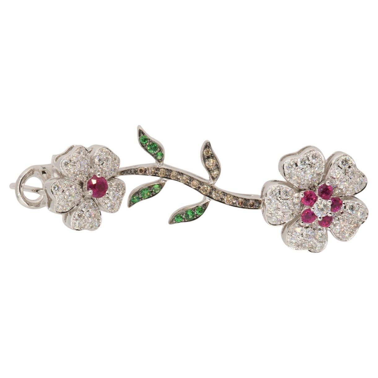 OLYMPUS ART Certifié,
Or blanc 18K 750,
2,13 ct. Rond de diamant,
0,23 ct. Diamant rond brun,
0,18 ct. Tsavorite,
0,89 ct. Ruby

 Clématite

Les fleurs blanches et mauves en forme de coupe apparaissent sur la clématite 'Whiting' au cœur de l'été et