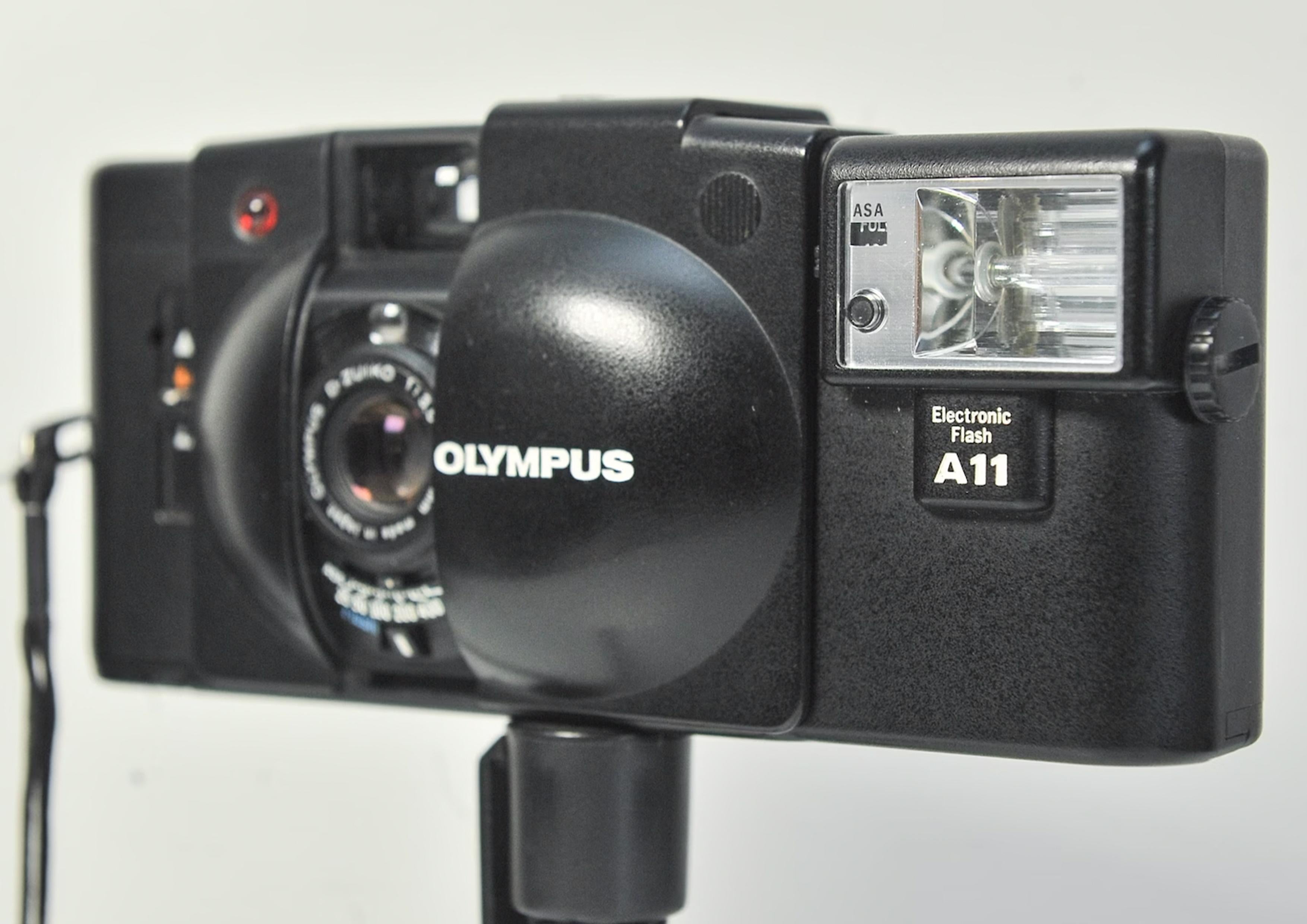Modern Olympus XA2 35mm Pocket Rangefinder Camera with 35mm Olympus Zuiko F3.5 For Sale