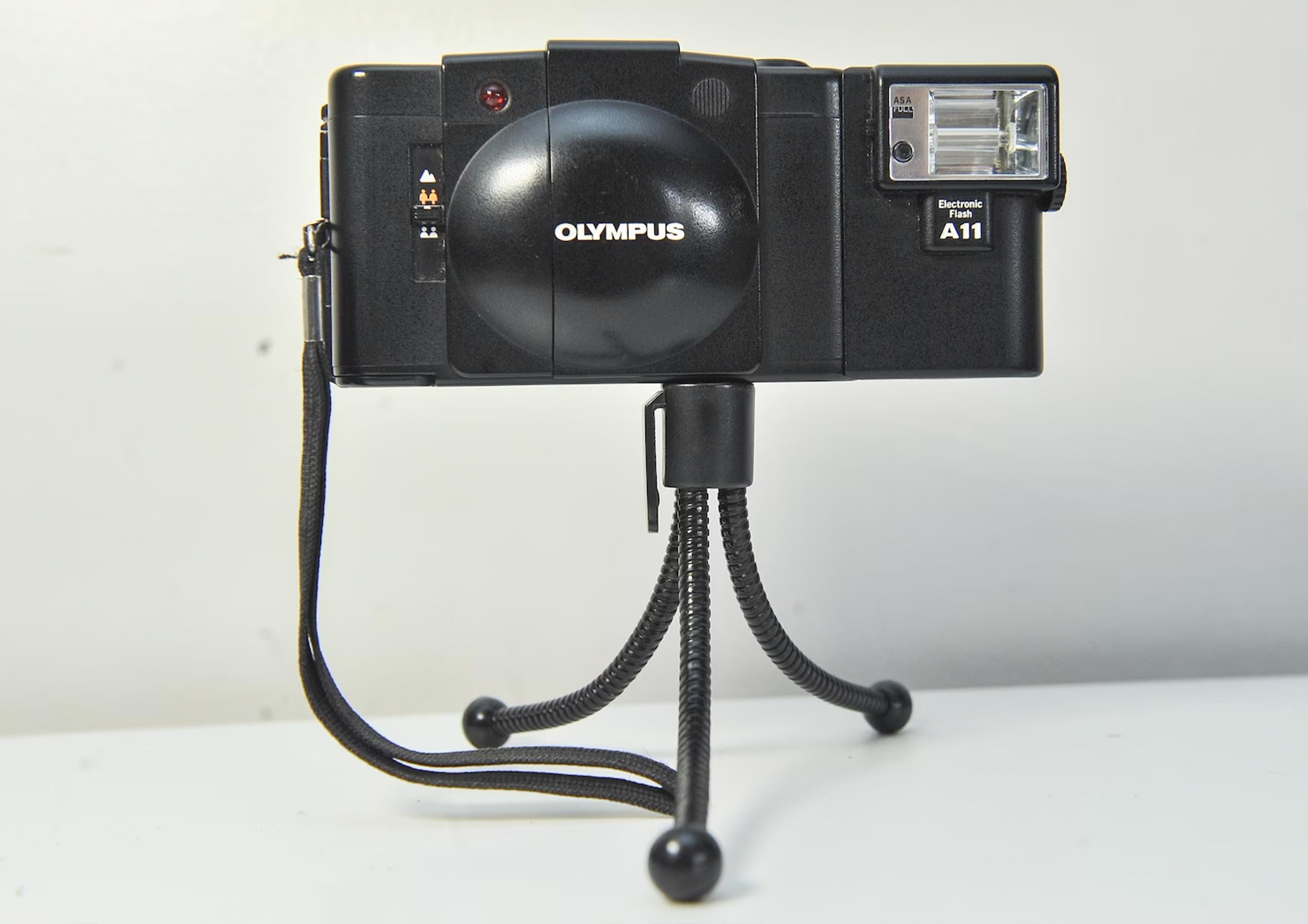 Japanese Olympus XA2 35mm Pocket Rangefinder Camera with 35mm Olympus Zuiko F3.5 For Sale