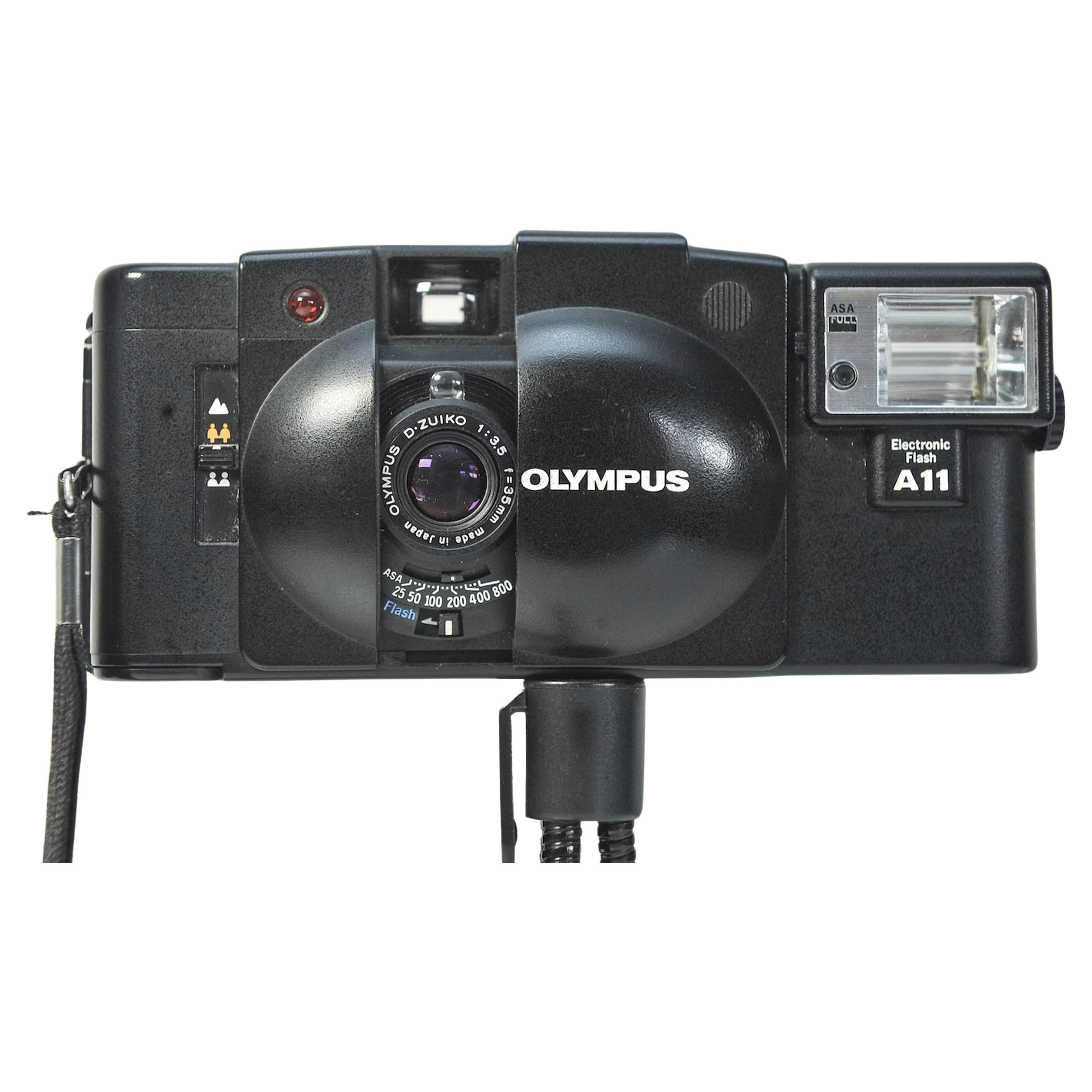 Olympus XA2 35mm Pocket Rangefinder Camera with 35mm Olympus Zuiko F3.5 For Sale