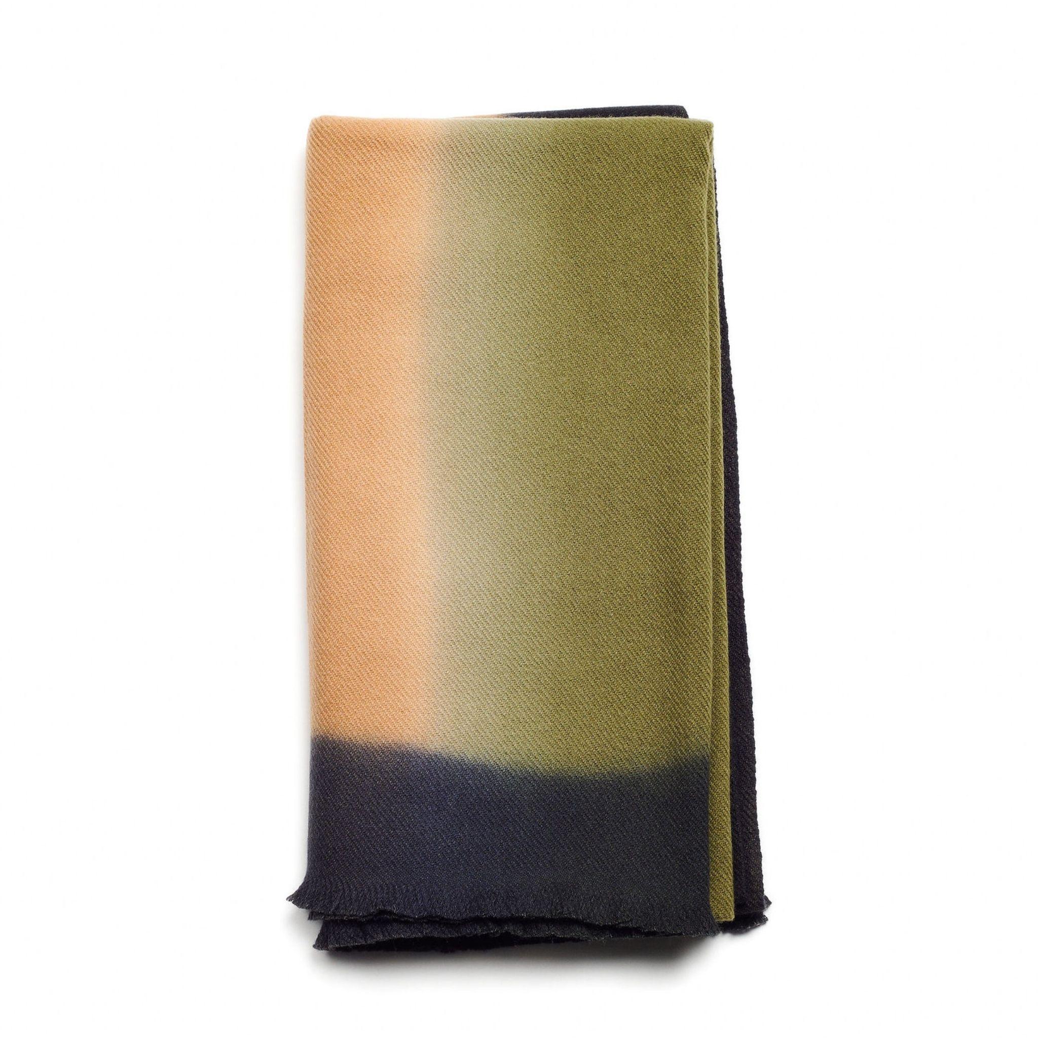 Oliver, un giaciglio in tessuto Twill intrecciato a mano in morbido merino nelle tonalità del marrone, nero e oliva. in vendita 1