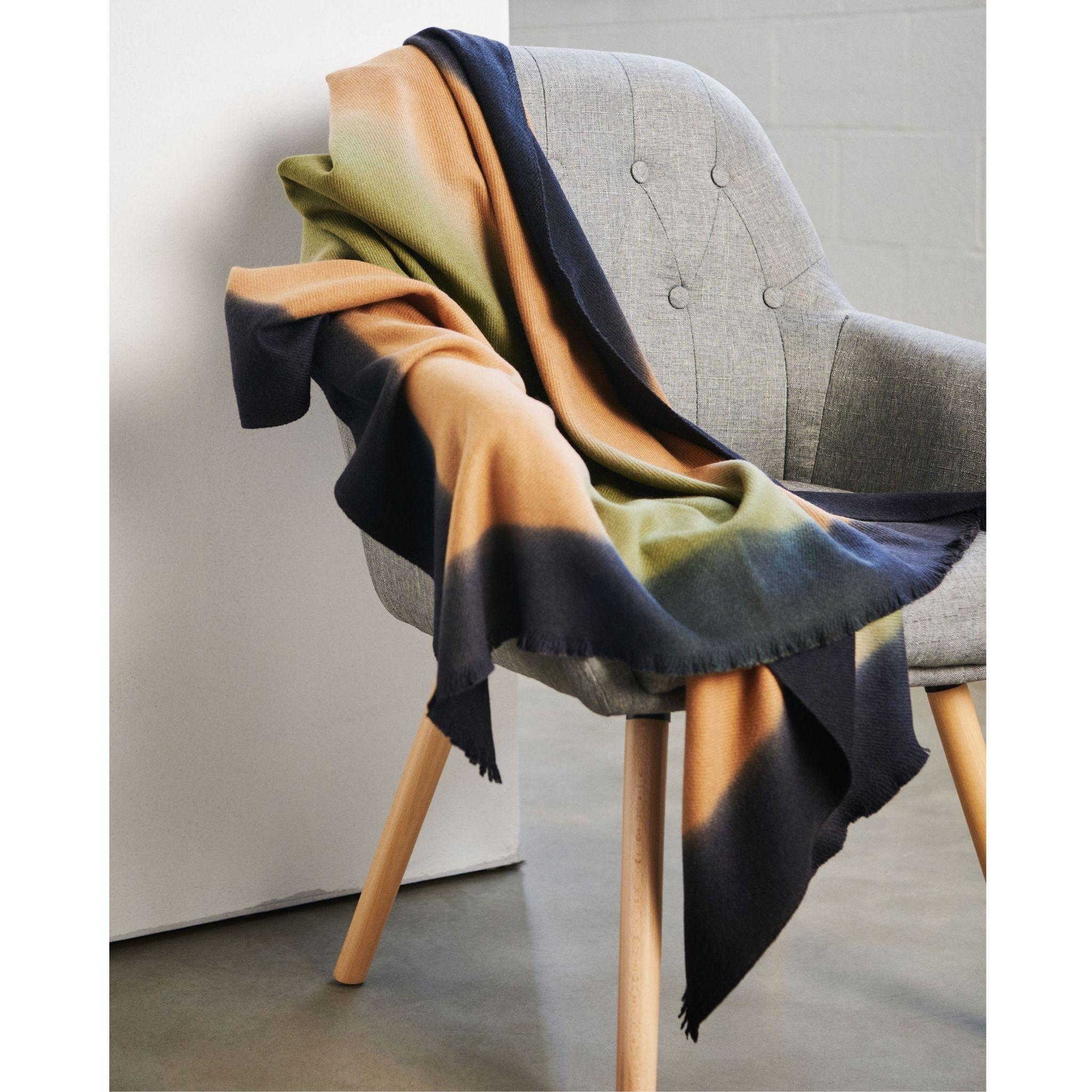 XXI secolo e contemporaneo Oliver, un giaciglio in tessuto Twill intrecciato a mano in morbido merino nelle tonalità del marrone, nero e oliva. in vendita