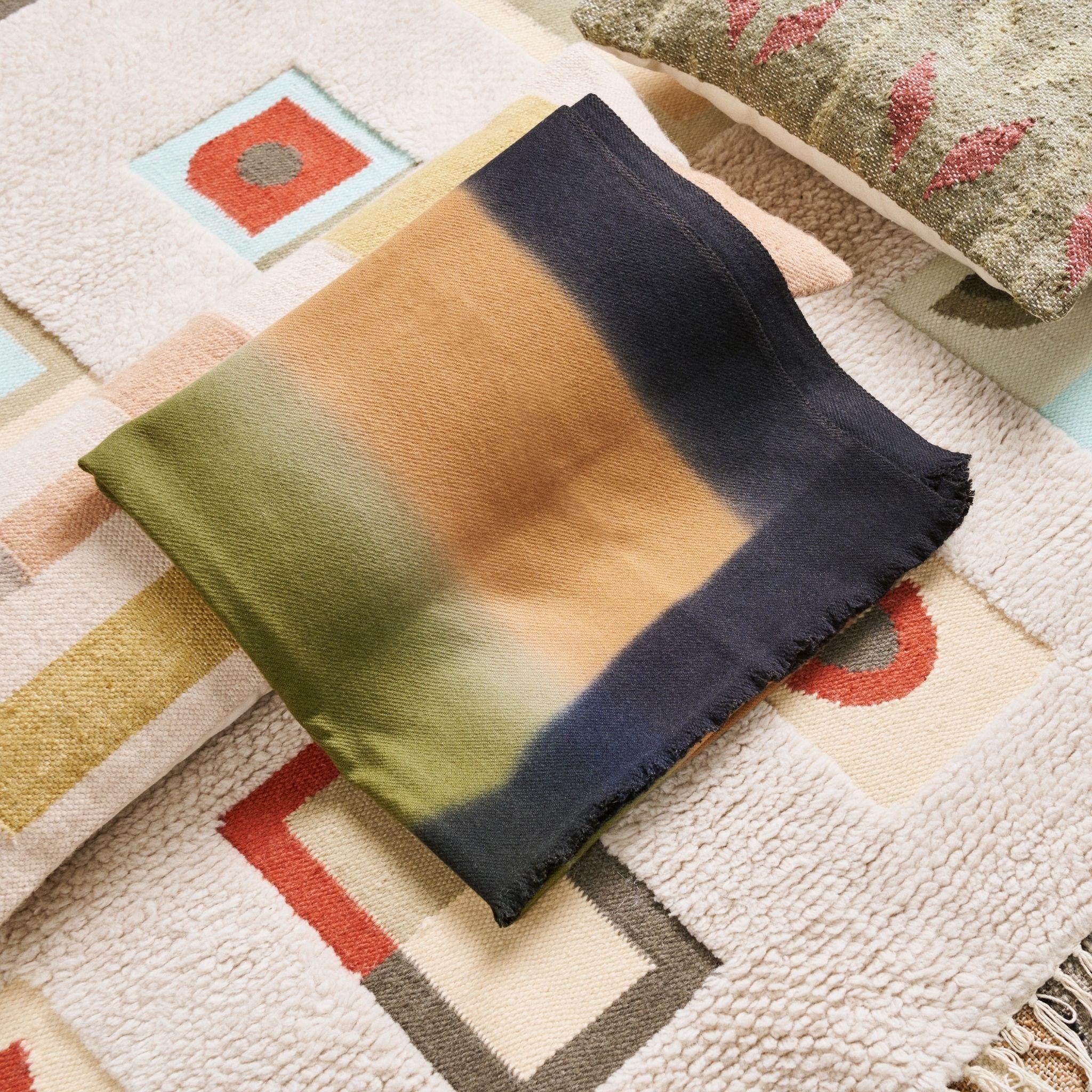 Moderno Oliver, un giaciglio in tessuto Twill intrecciato a mano in morbido merino nelle tonalità del marrone, nero e oliva. in vendita