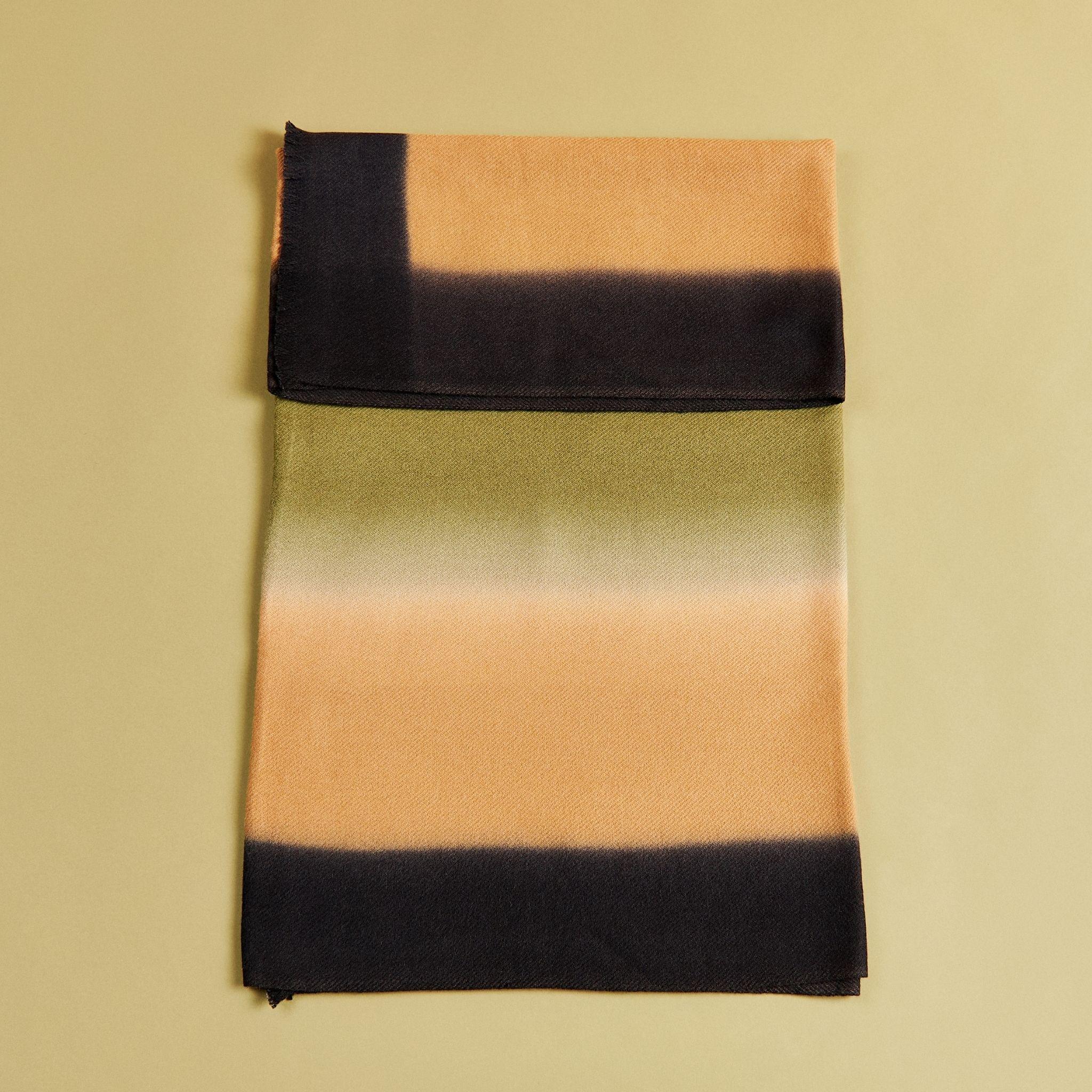 Merino Olyv lavorato a mano  Il lancio/coperta è tessuto a mano da maestri tessitori in Nepal e tinto a immersione interamente con tinture svizzere ecologiche certificate.

Ogni pezzo è tinto singolarmente ad immersione, utilizzando tinture