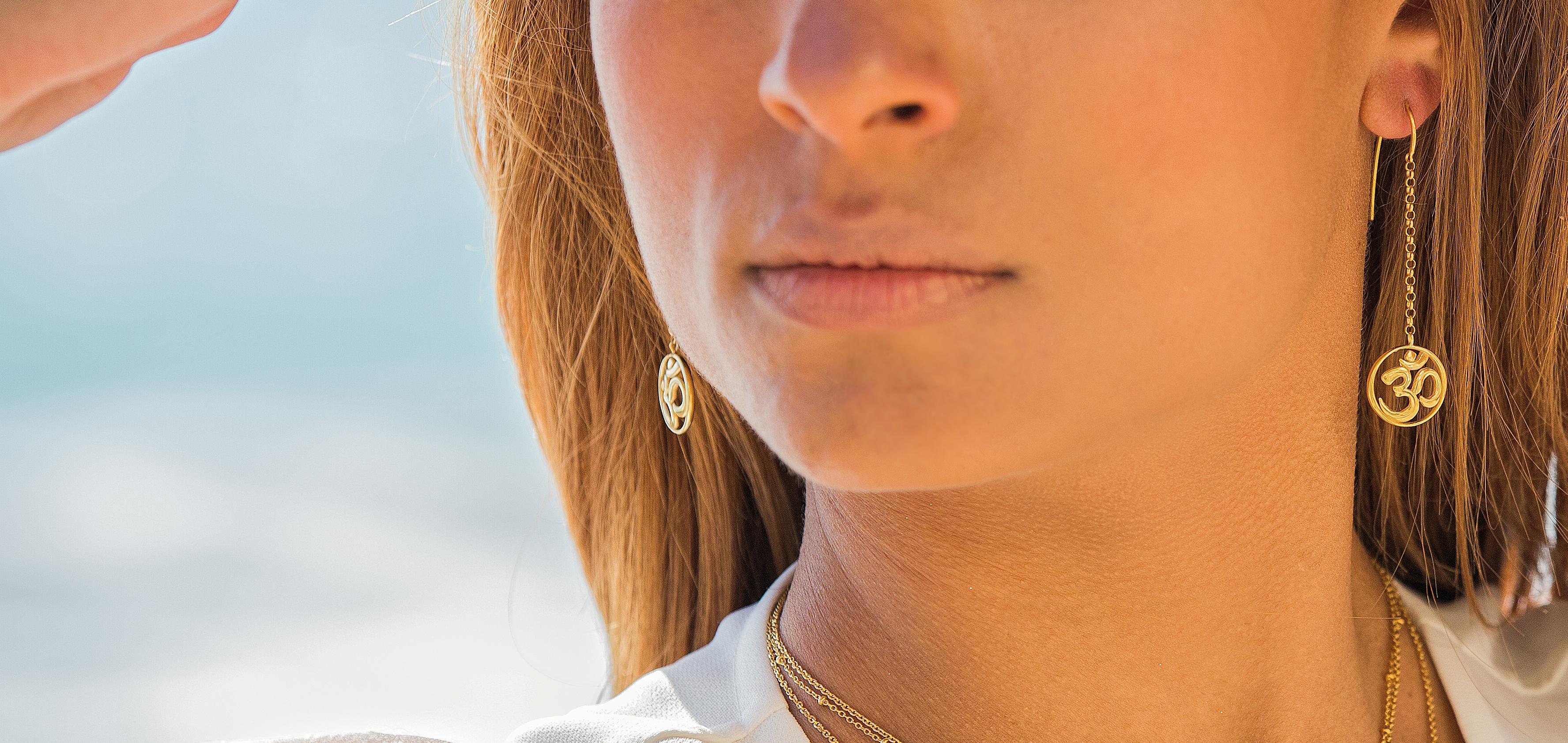 Einzigartiges, langes Paar Ohrringe mit dem Yoga-Symbol OM, handgefertigt in 14Kt Gold. 
Om ist der Klang des Universums und eines der wichtigsten spirituellen Symbole. Das Om symbolisiert die Vergangenheit, die Gegenwart und die Zukunft, aber es