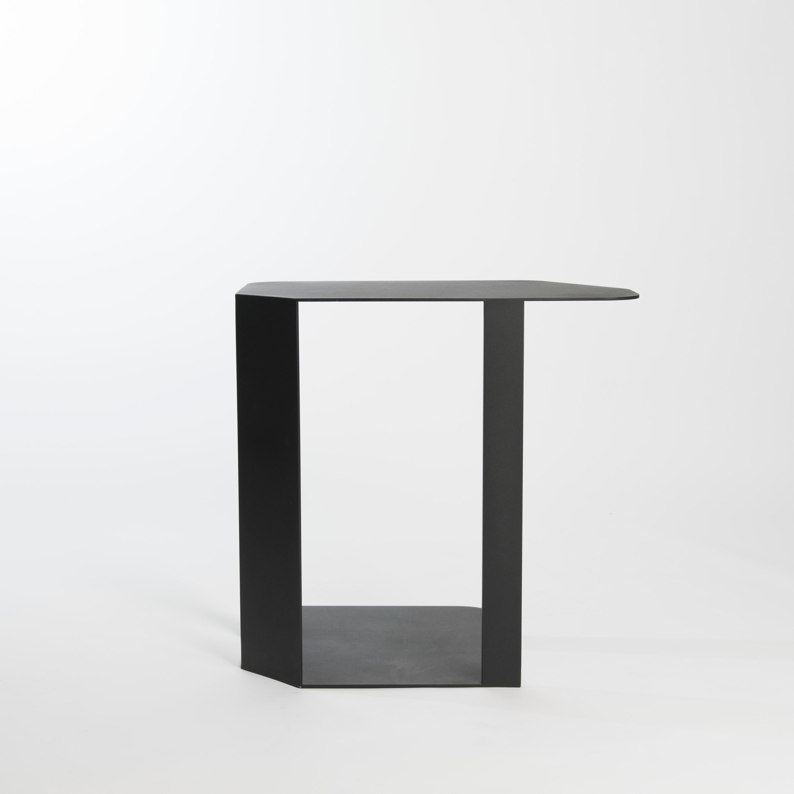 Minimal and contemporary side table (sofa table or end table) in aluminium for home office, workspace, or horeca spaces.
om37 is designed to be large enough to work with a laptop (62 x 38 cm), and has a perfect high (60 cm) from your sofa or