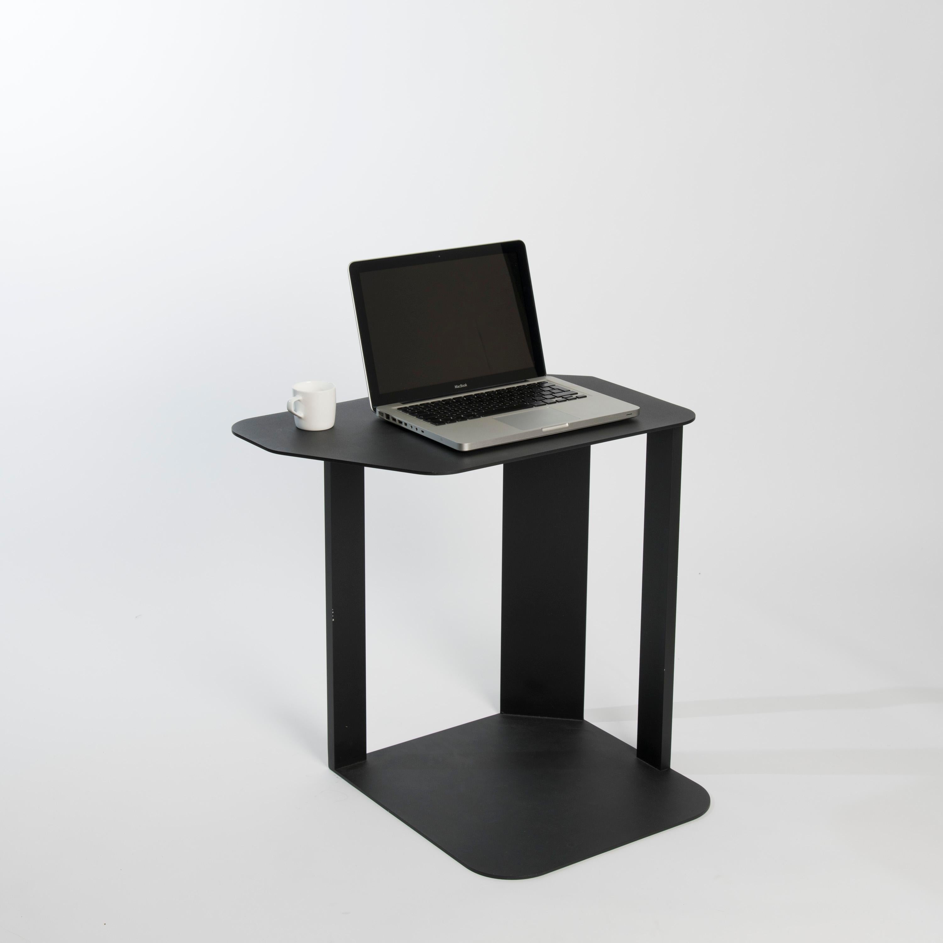 Schwarzer minimalistischer Laptop-Beistelltisch aus Aluminium – Om37 von mjiila, auf Lager (Polnisch) im Angebot