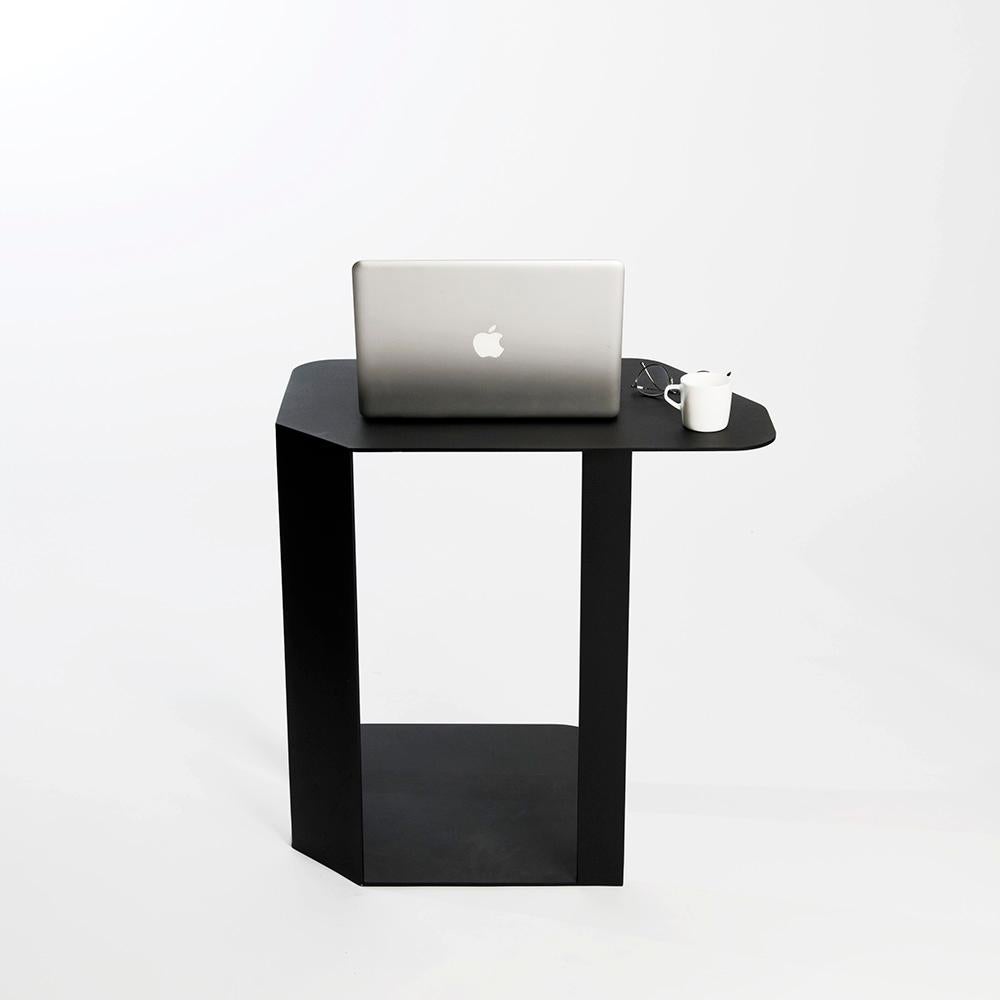 Schwarzer minimalistischer Laptop-Beistelltisch aus Aluminium – Om37 von mjiila, auf Lager im Zustand „Neu“ im Angebot in PARIS, FR