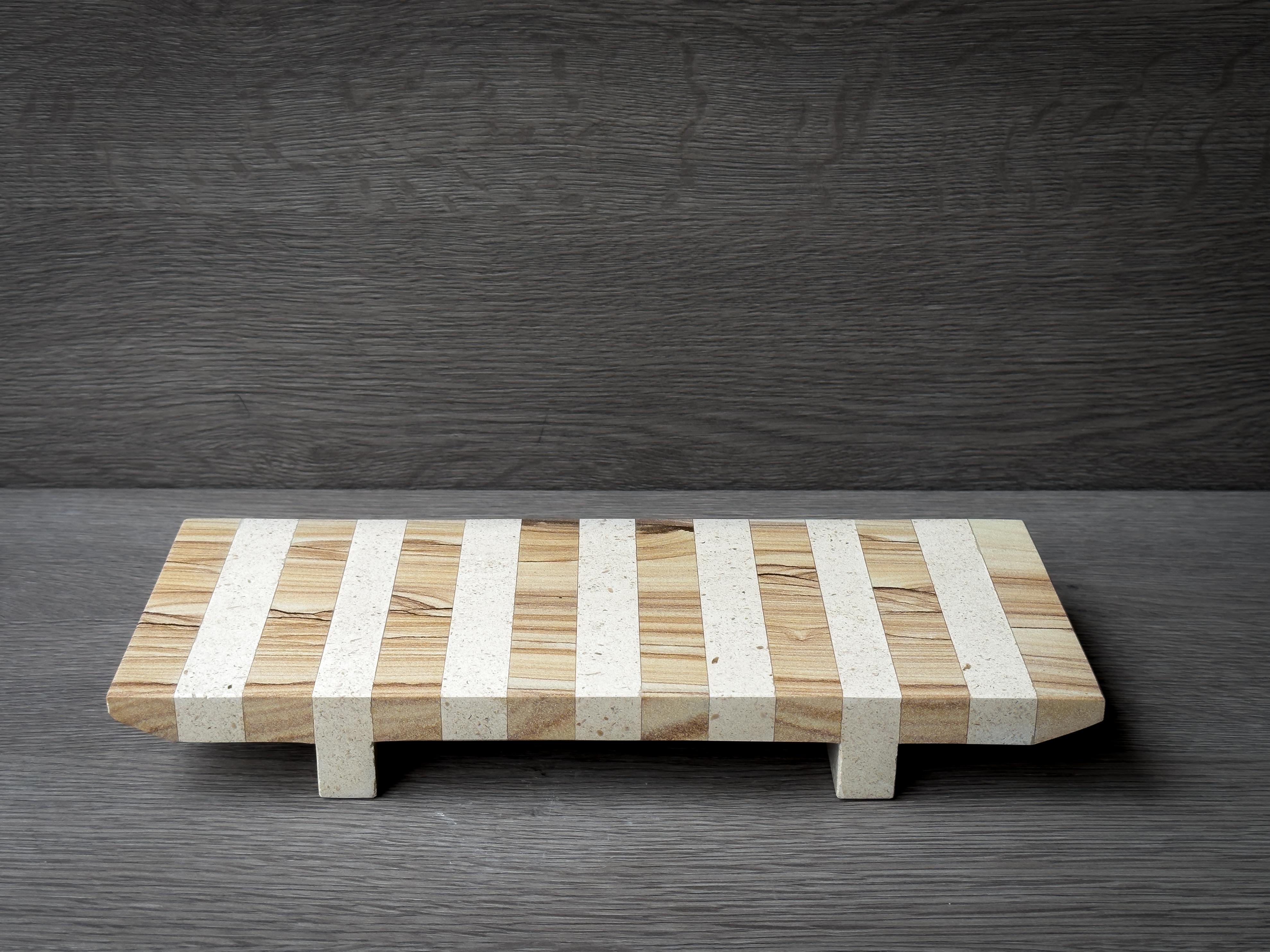Das OMA-Tablett ist eine elegante Verschmelzung von Natur und Design, die einen Hauch von japanischer Zen-Sensibilität in Ihren Raum bringt. Dieses aus sorgfältig ausgewählten Sand- und Kalksteinstreifen gefertigte Tablett ist ein minimalistisches