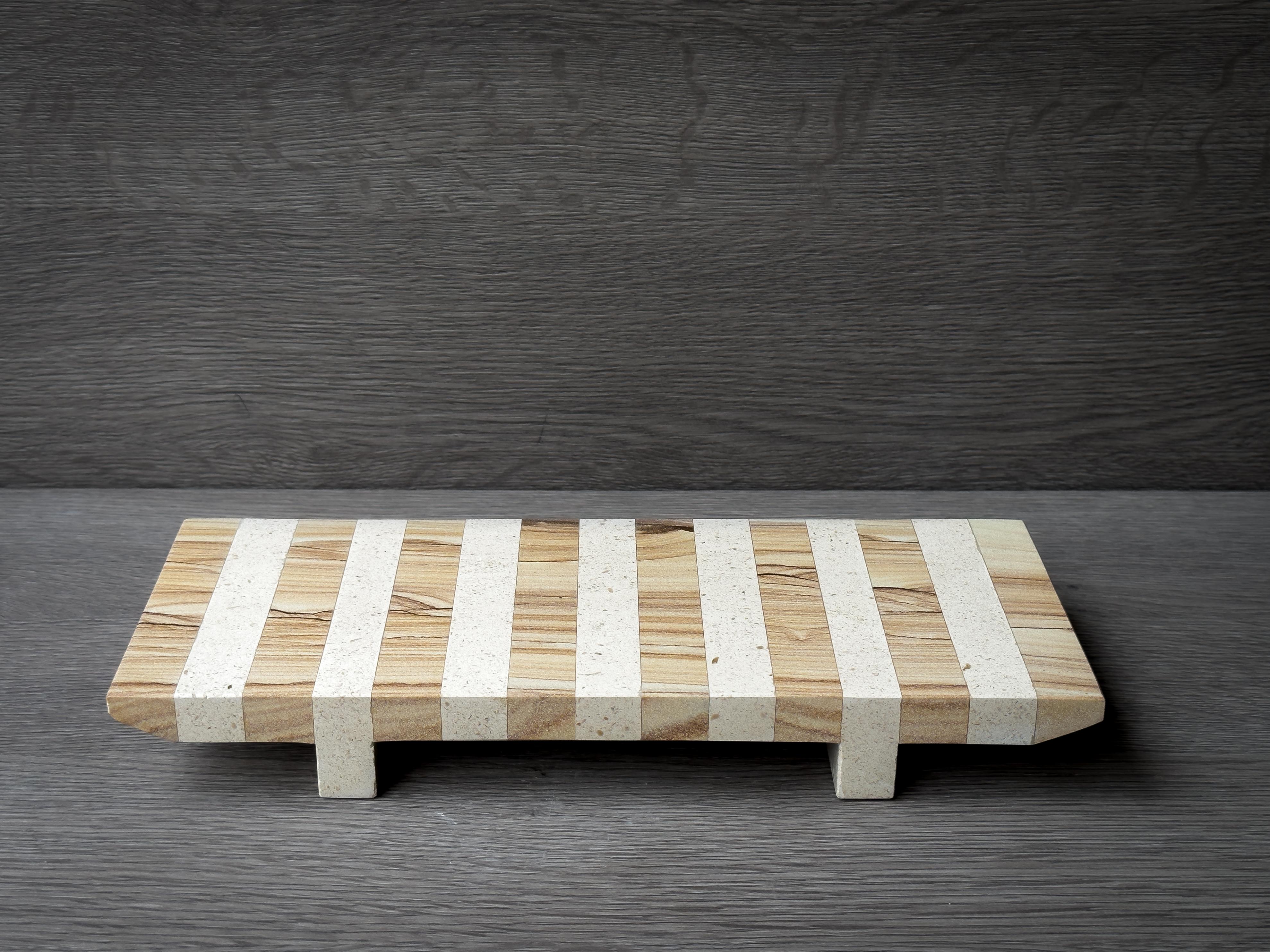 La bandeja OMA es una elegante fusión de naturaleza y diseño que aporta un toque de sensibilidad zen japonesa a tu espacio. Elaborada con tiras de arenisca y piedra caliza cuidadosamente seleccionadas, esta bandeja es una obra maestra minimalista