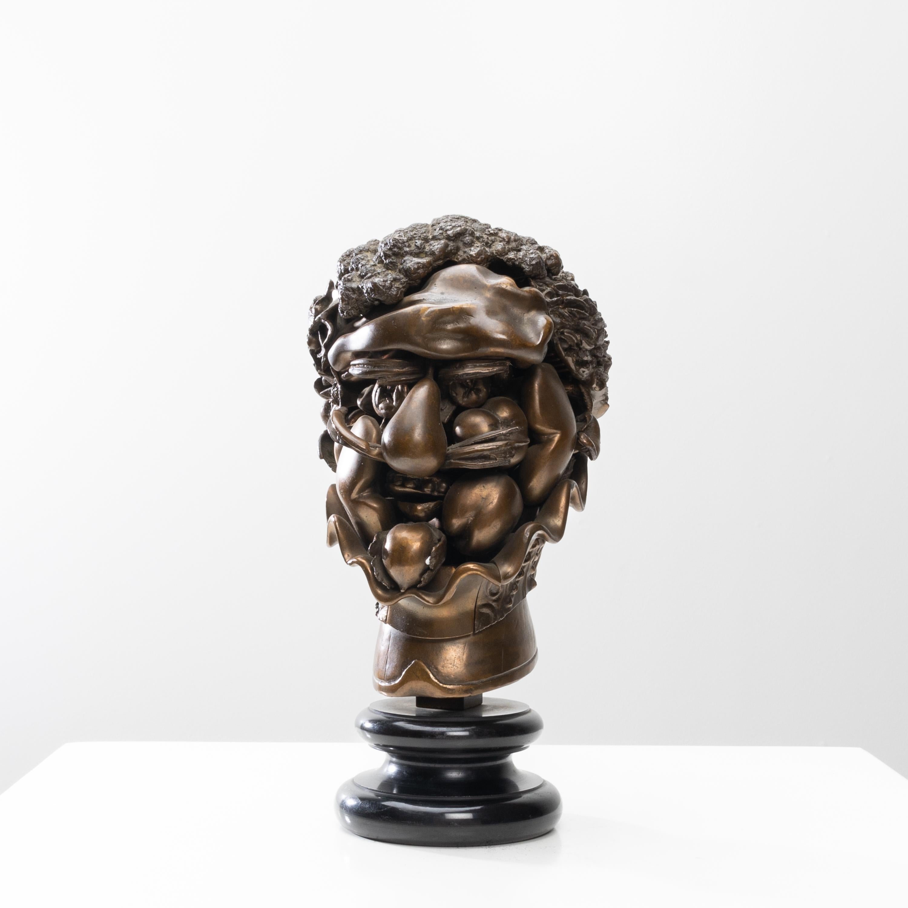 Omaggio ad Arcimboldo - Opera 167 di Miguel Berrocal.
Scultura in bronzo patinato composta da 30 elementi ad incastro.
Da un'edizione limitata di 1000 copie in bronzo e 8 copie in argento massiccio.
La nostra copia porta il numero 379/1000.
