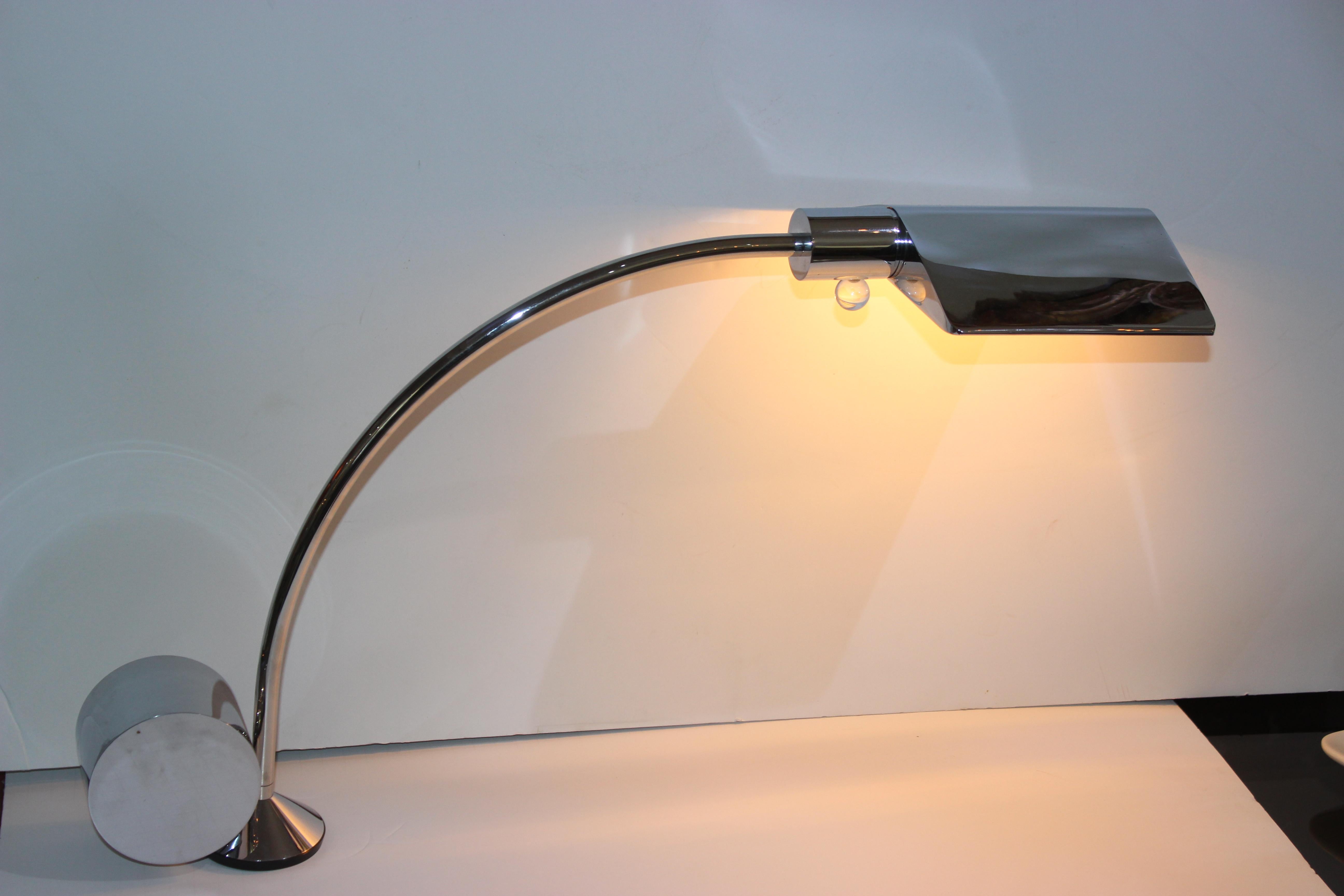 This stylish and rare polished chrome cantelevered table lamp by Cedric Hartman is know as the 