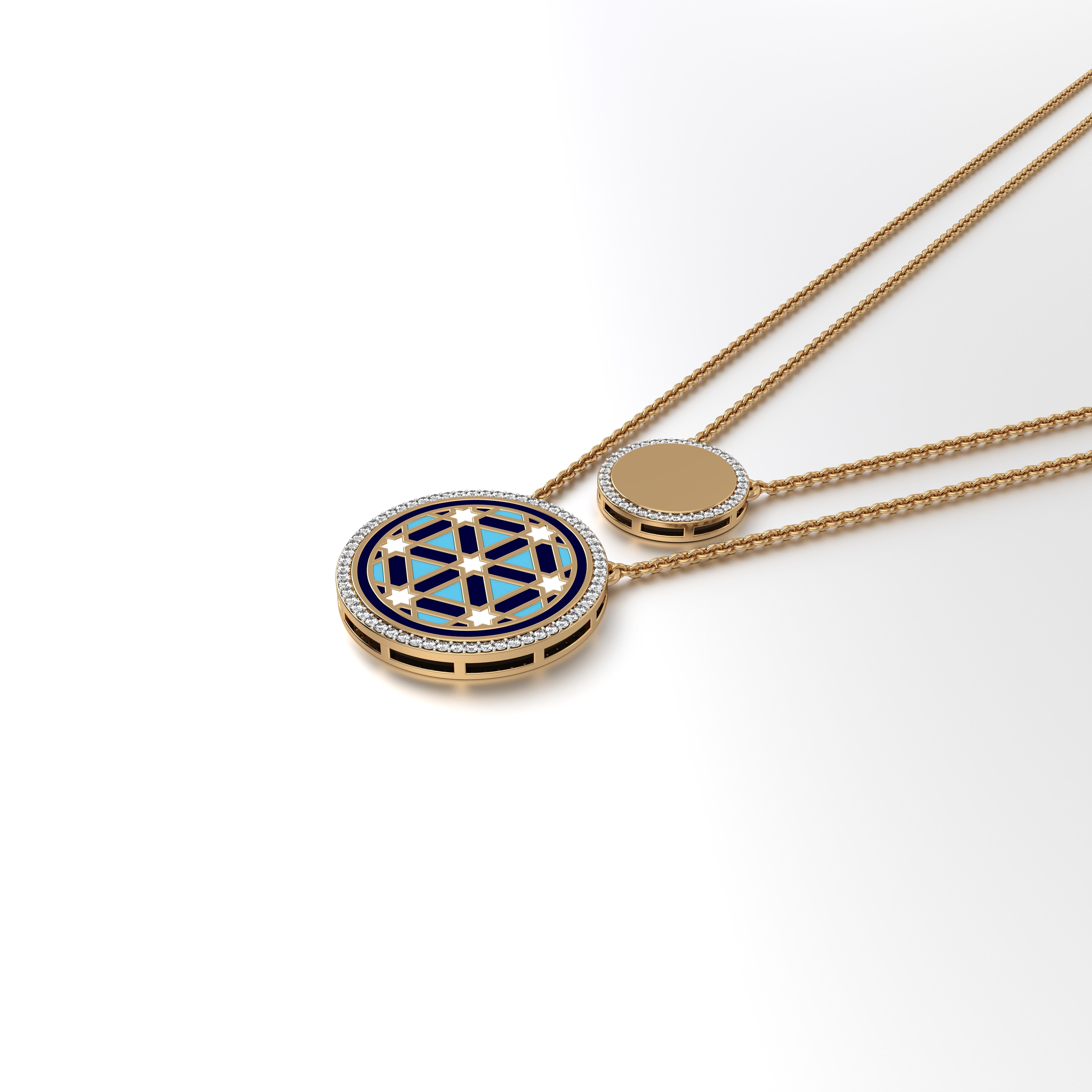 Omaira Double Chain Round Pendant Medium, de notre collection primée Miraas, méticuleusement fabriquée en or 18kt, avec des diamants finement assortis, et sertie d'un motif Persion girih en forme d'étoile à 6 branches, avec des détails en émail bleu