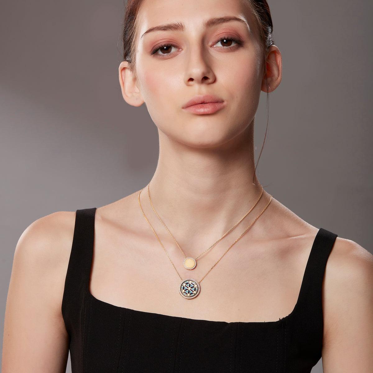SOHNAA Pendentif rond Miraas Omaira en or 18 carats, diamants et émail Neuf - En vente à Surat, IN