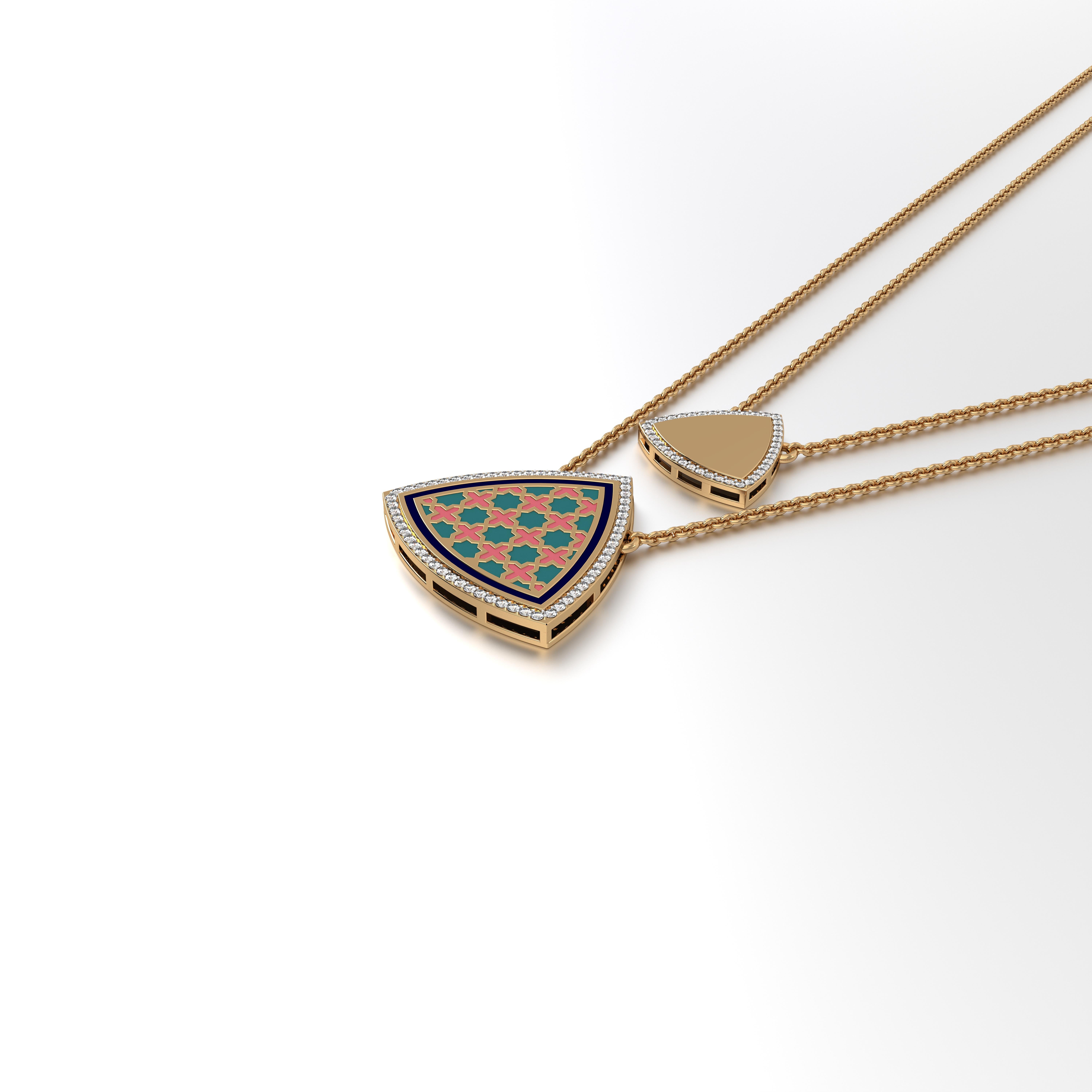 Ciondolo Omaira Double Chain Trillion Medium, della nostra pluripremiata collezione Miraas, meticolosamente realizzato in oro 18kt, con diamanti finemente assortiti e incastonato con motivo Morroccan Zilij a otto punte con dettagli in smalto blu di