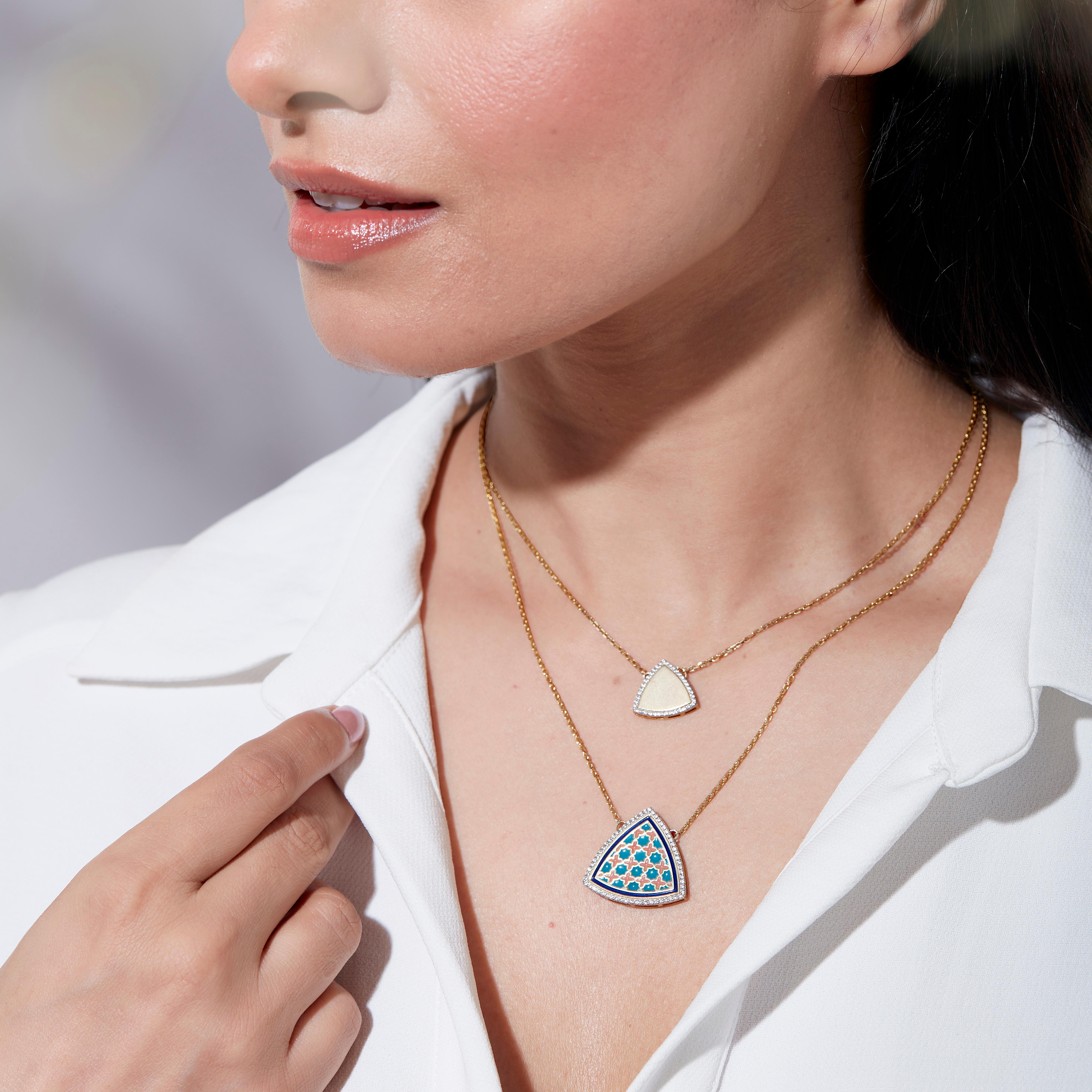 SOHNAA Ciondolo a catena in oro 18kt con diamanti e smalto Miraas Omaira Trillion In condizioni Nuovo in vendita a Surat, IN