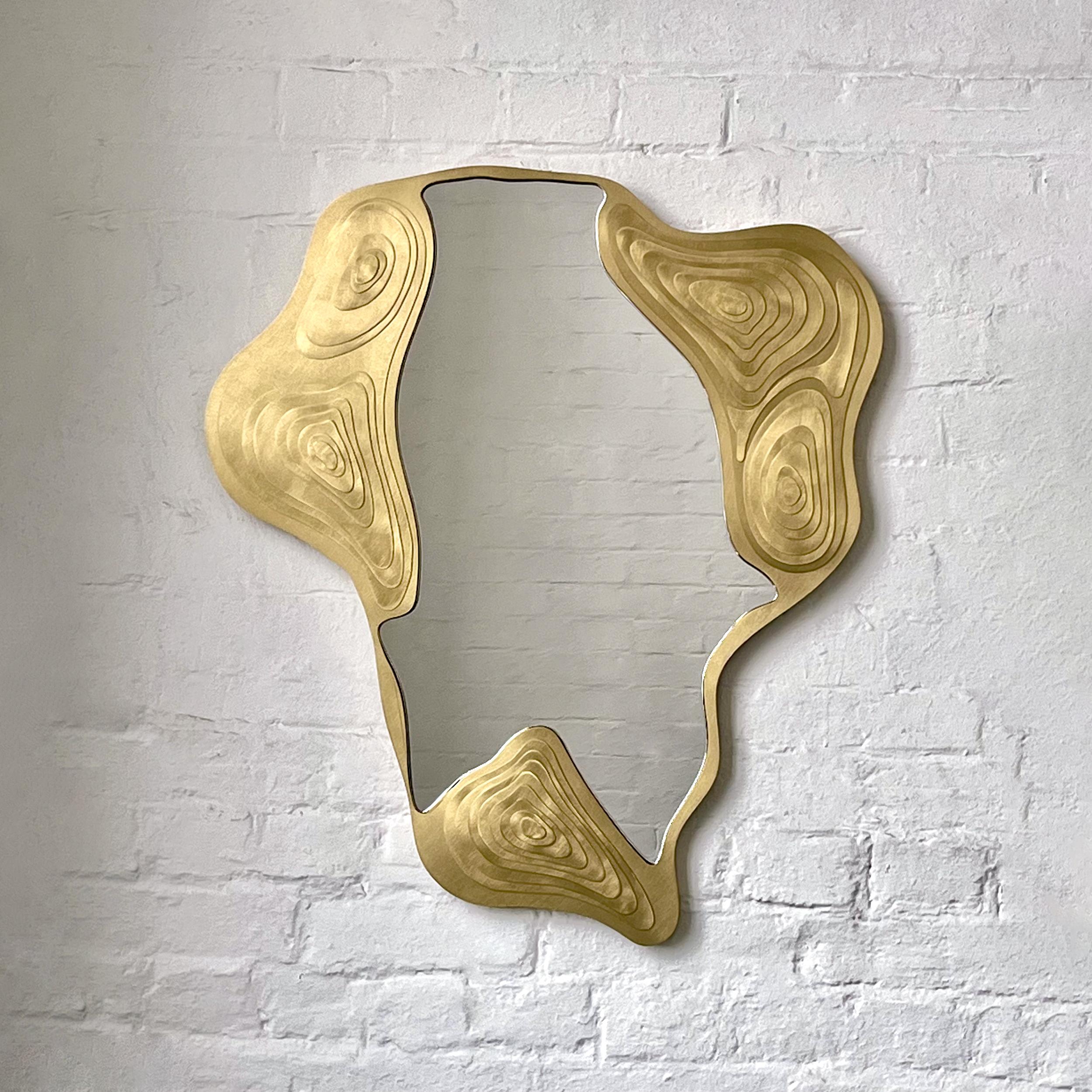 Miroir Omalo édition spéciale avec un cadre en laiton délicatement fabriqué à la main en vente 2