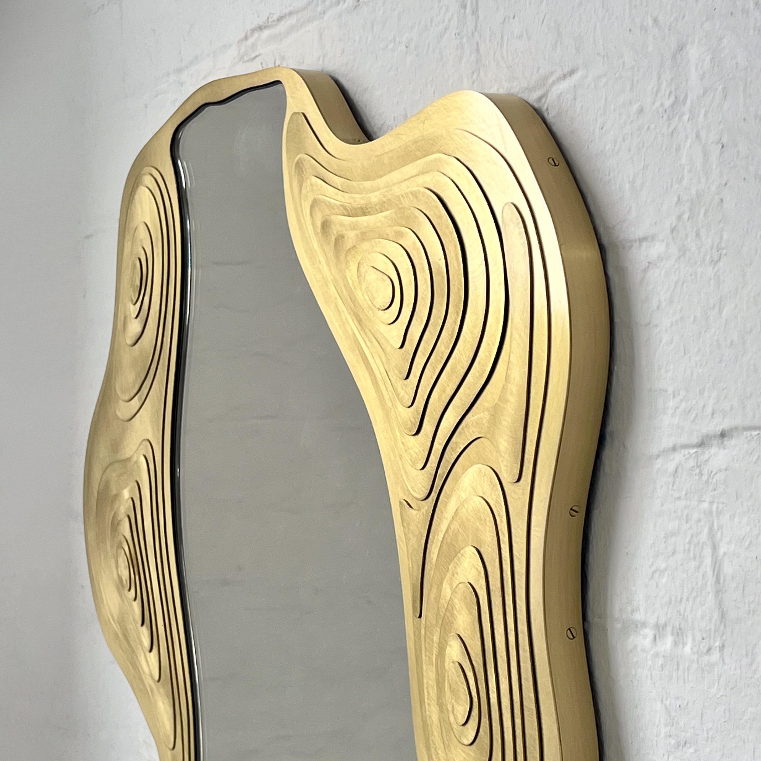 Miroir Omalo™ Special Edition avec un cadre en laiton délicatement travaillé à la main. Cette création originale a été inspirée par les magnifiques montagnes de la région de Busheti en Géorgie. Conçu et fabriqué à la main à Londres, au Royaume-Uni.