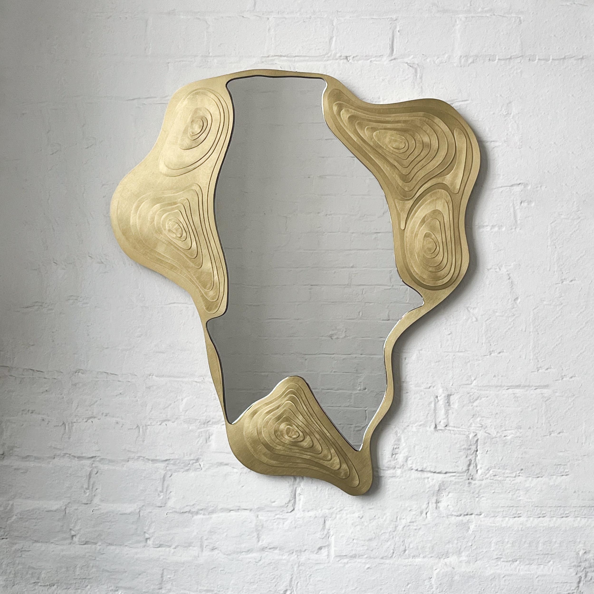 Organique Miroir Omalo édition spéciale avec un cadre en laiton délicatement fabriqué à la main en vente