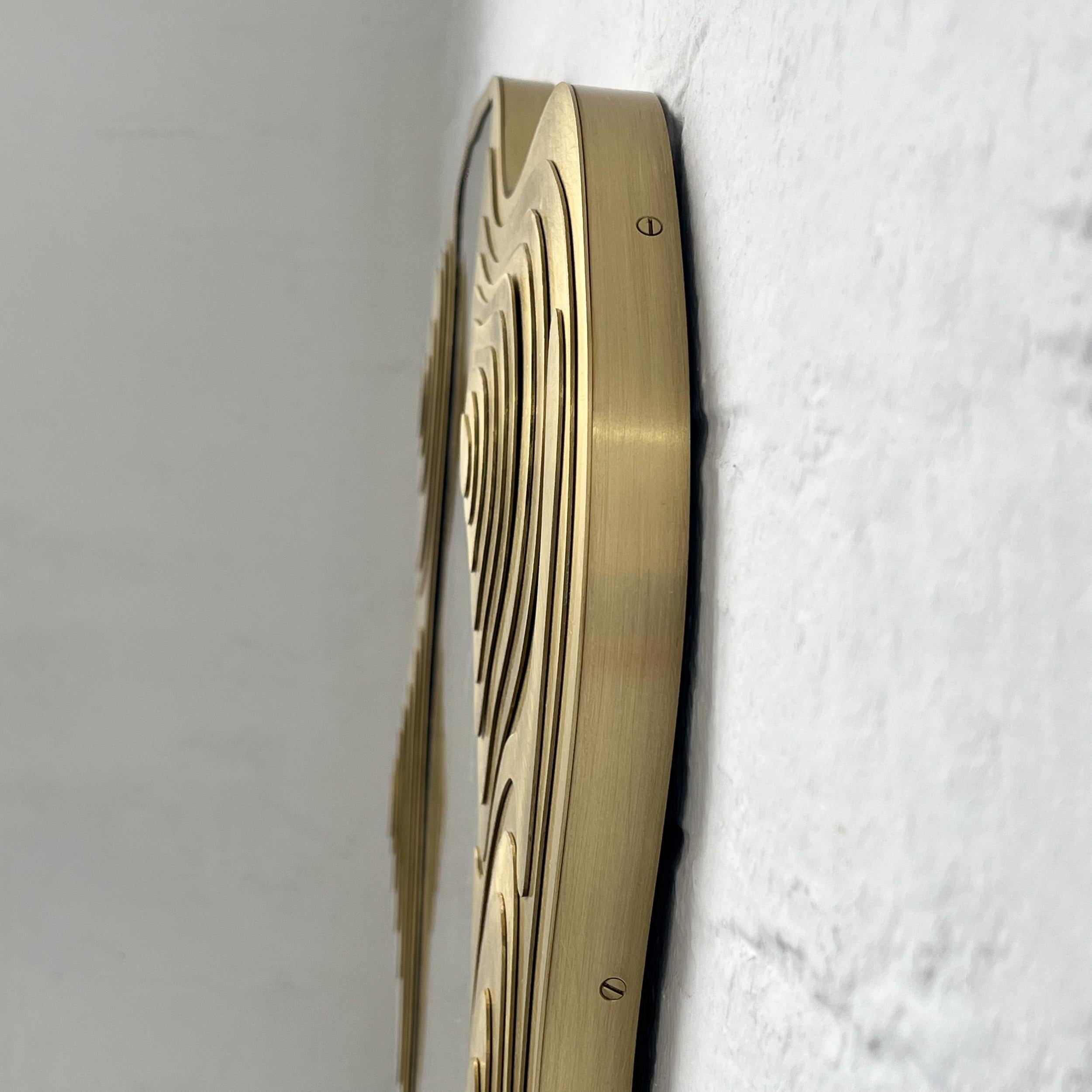 XXIe siècle et contemporain Miroir Omalo édition spéciale avec un cadre en laiton délicatement fabriqué à la main en vente