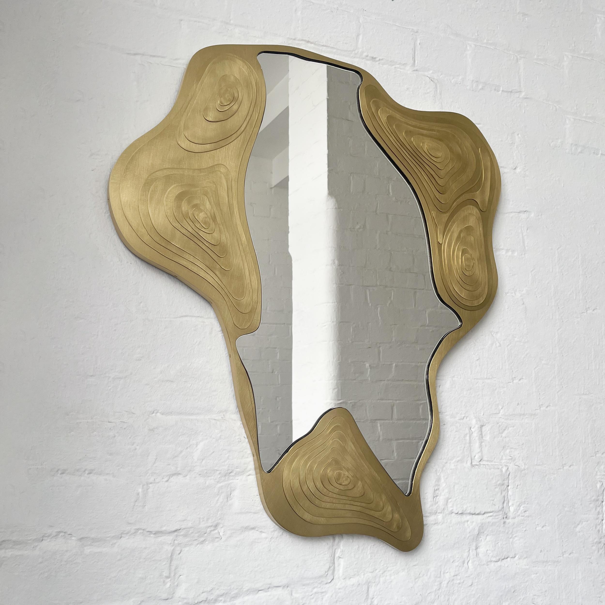 Laiton Miroir Omalo édition spéciale avec un cadre en laiton délicatement fabriqué à la main en vente