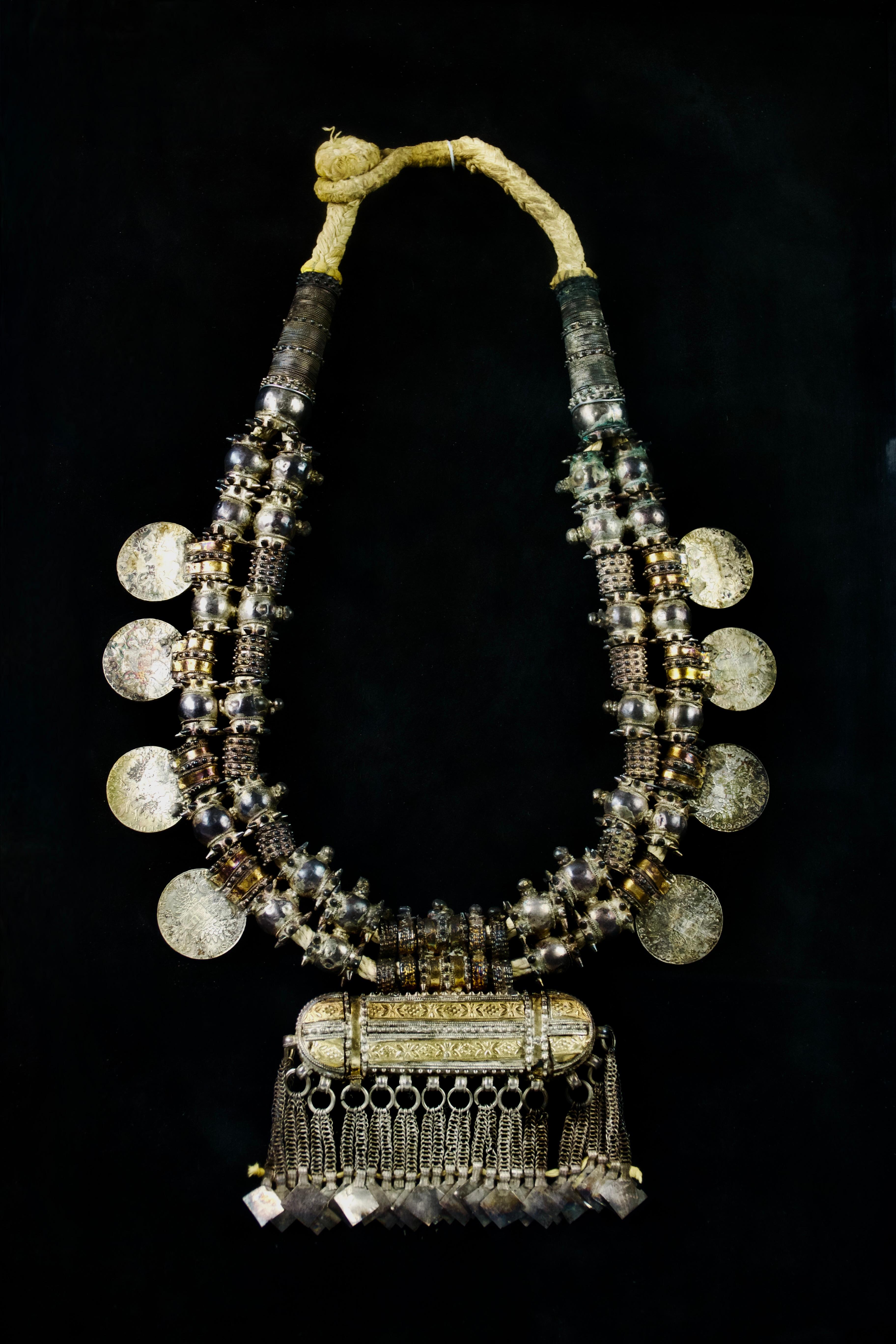 Stunning and rare Omani tribal necklace in gold and silver featuring eight Burgau thalers dated 1780. 19th century.

Very good condition. Preserved and professionally framed.

Dimensions of the necklace: 52 x 30 x 3
Dimensions of the frame: 70
