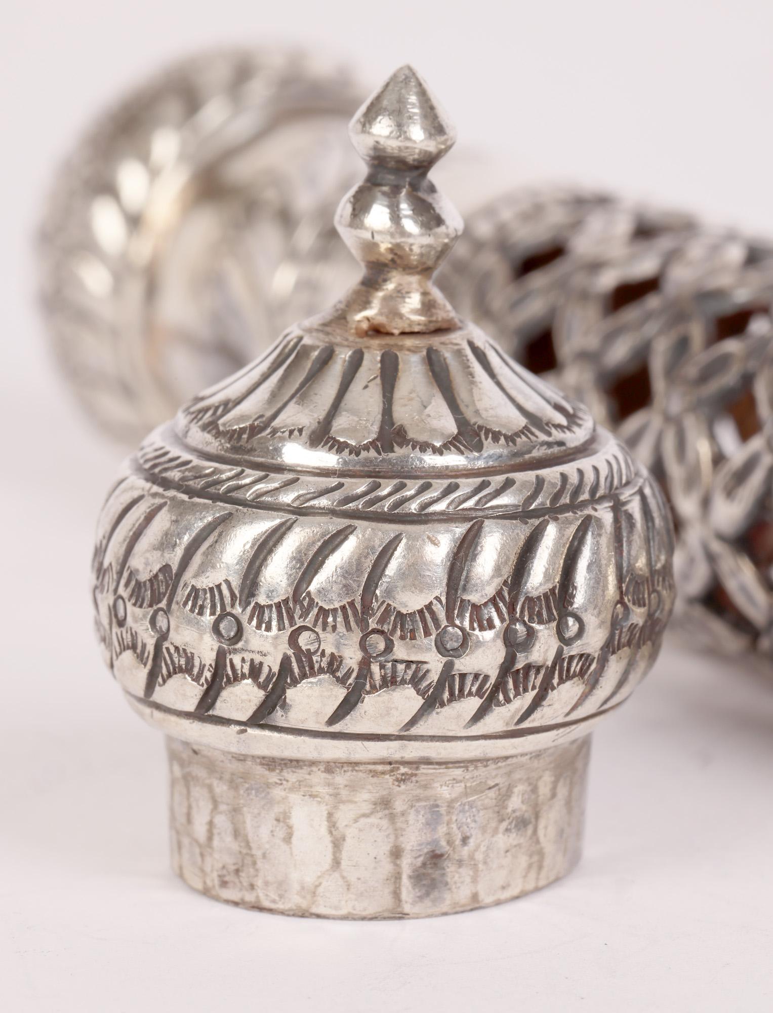 Omani Paar Silberner Schnörkel- oder Dokumentenhalter mit durchbrochenem Blumenmuster 4