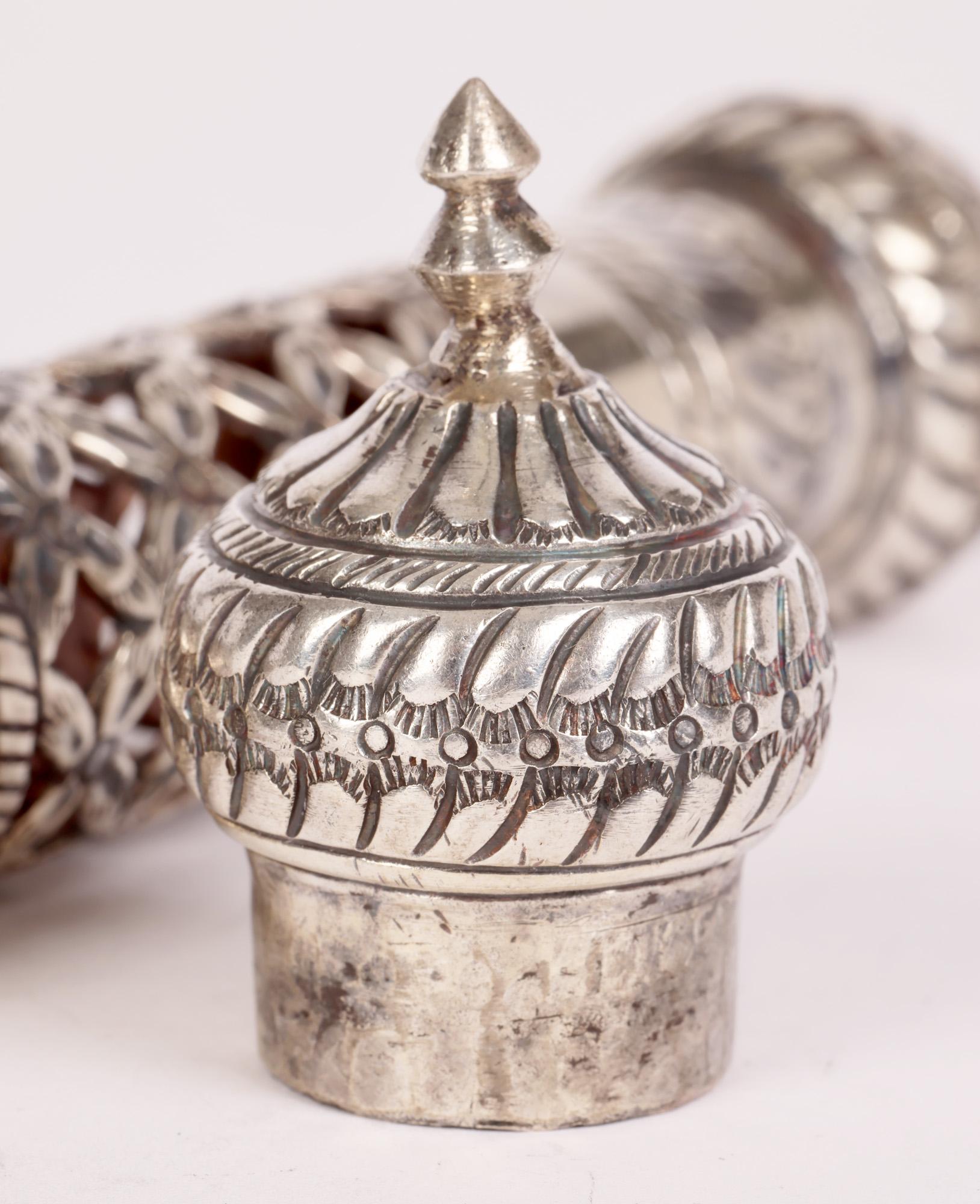 Omani Paar Silberner Schnörkel- oder Dokumentenhalter mit durchbrochenem Blumenmuster 6