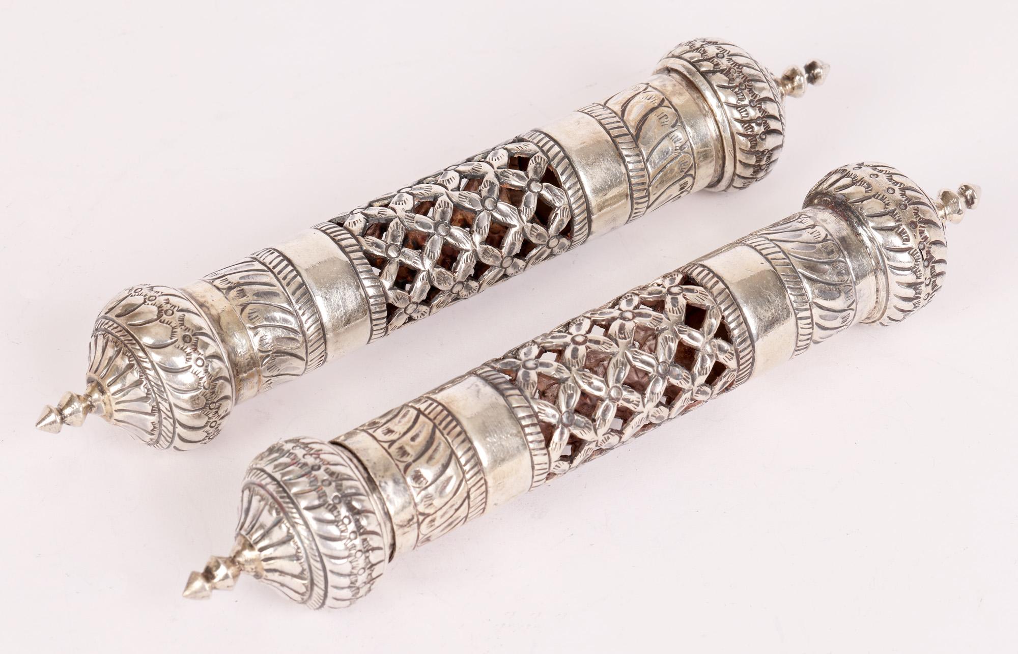 Omani Paar Silberner Schnörkel- oder Dokumentenhalter mit durchbrochenem Blumenmuster 7