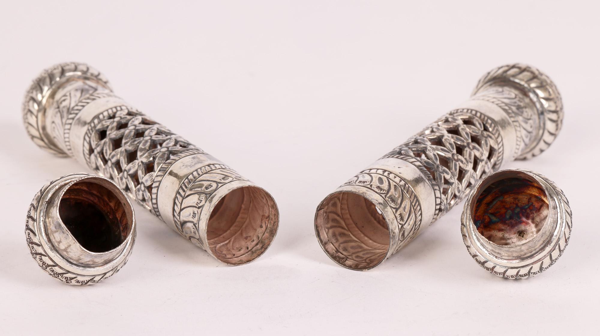 Omani Paar Silberner Schnörkel- oder Dokumentenhalter mit durchbrochenem Blumenmuster (Handgefertigt)
