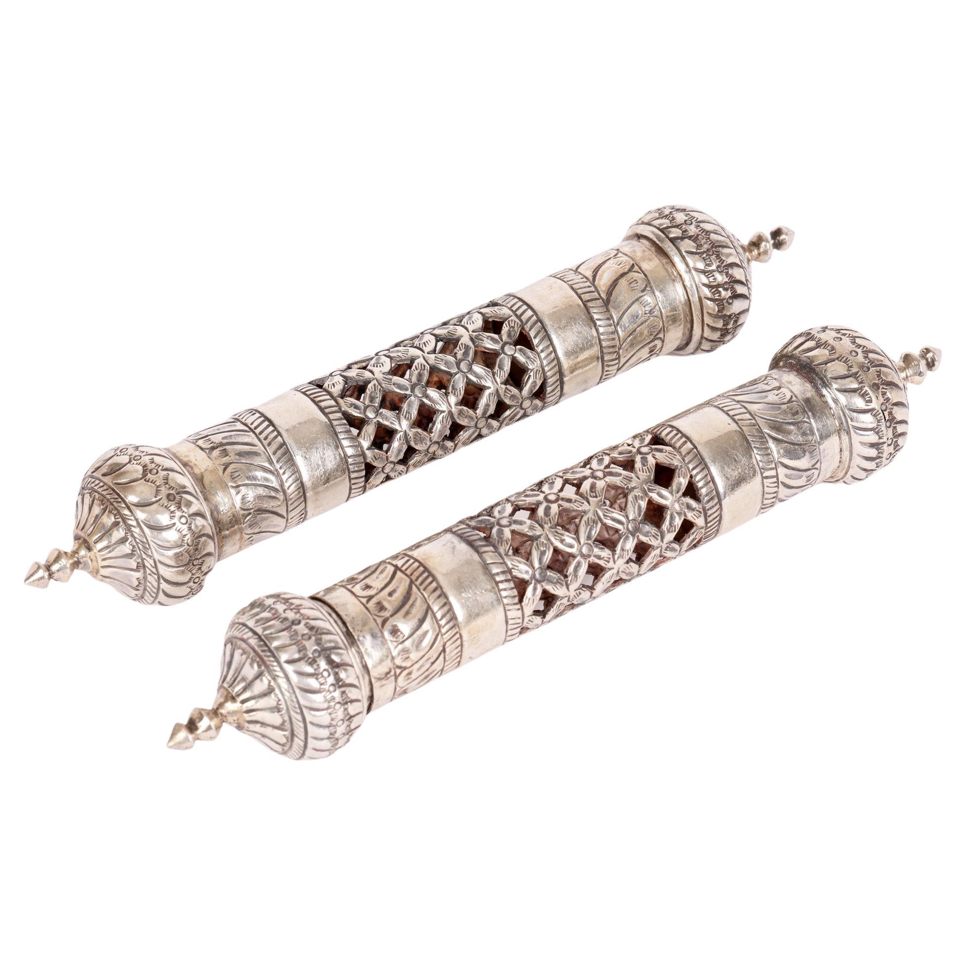 Omani Paar Silberner Schnörkel- oder Dokumentenhalter mit durchbrochenem Blumenmuster