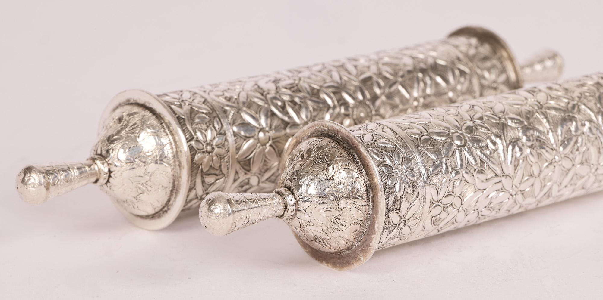Ein feines Paar omanischer silberner Schriftrollen- oder Dokumentenhalter, die vermutlich aus dem frühen bis mittleren 20. Die Rollenhalter haben eine lange, hohle, zylindrische Form mit dekorativen Endstücken an beiden Enden, von denen eines als