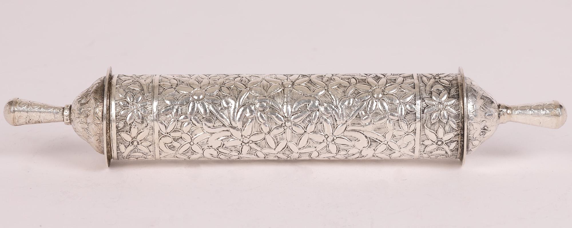 Omani Silber Paar silberne florale gravierte Schriftrollen oder Dokumentenhalter (Omanisch)