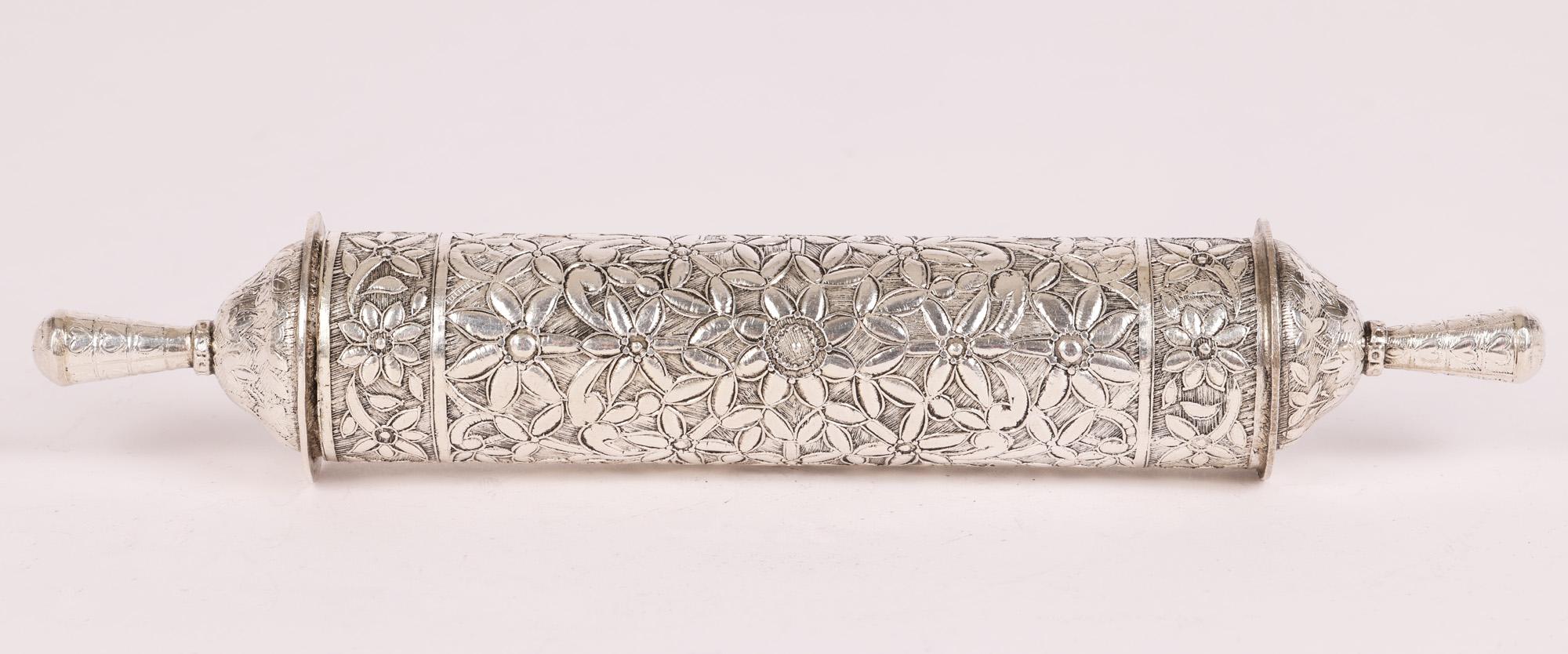 Omani Silber Paar silberne florale gravierte Schriftrollen oder Dokumentenhalter (Handgefertigt)
